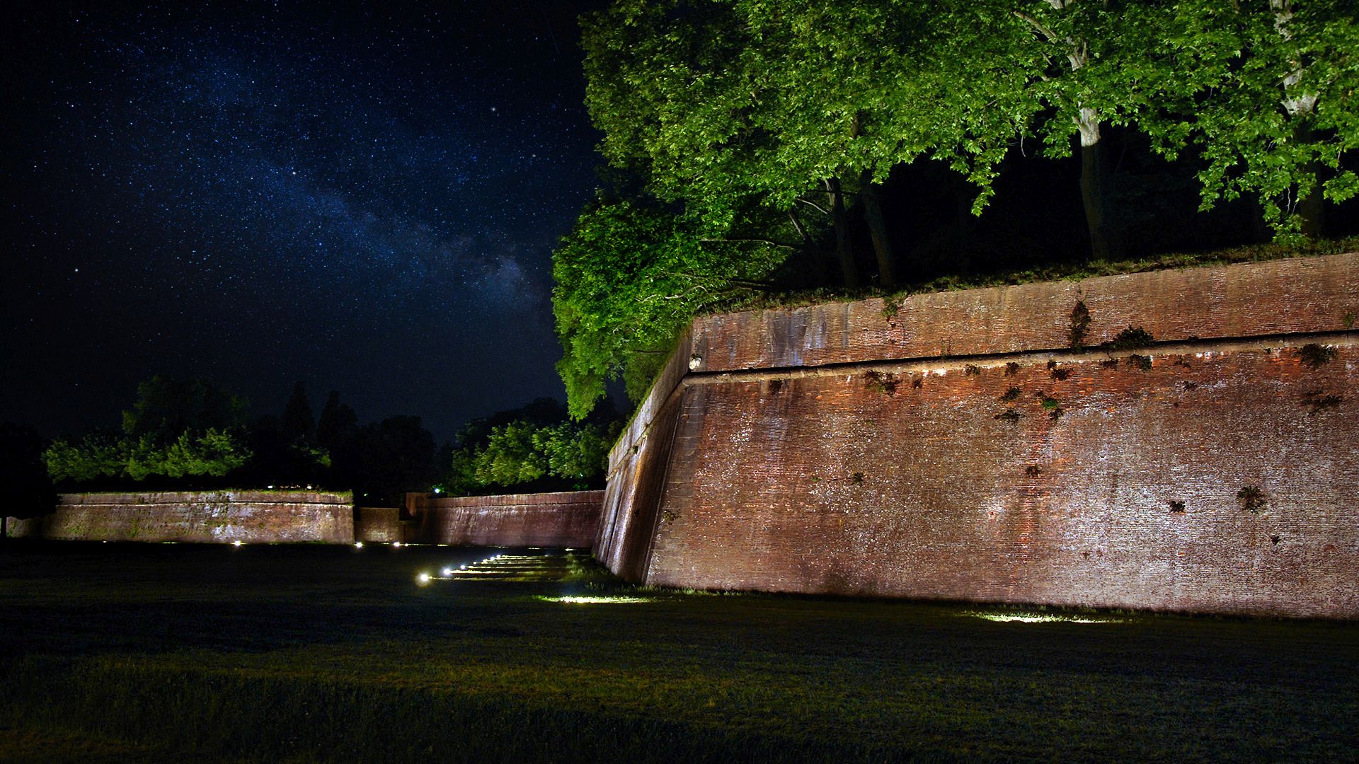 Die Stadtmauer von Lucca bei Nacht