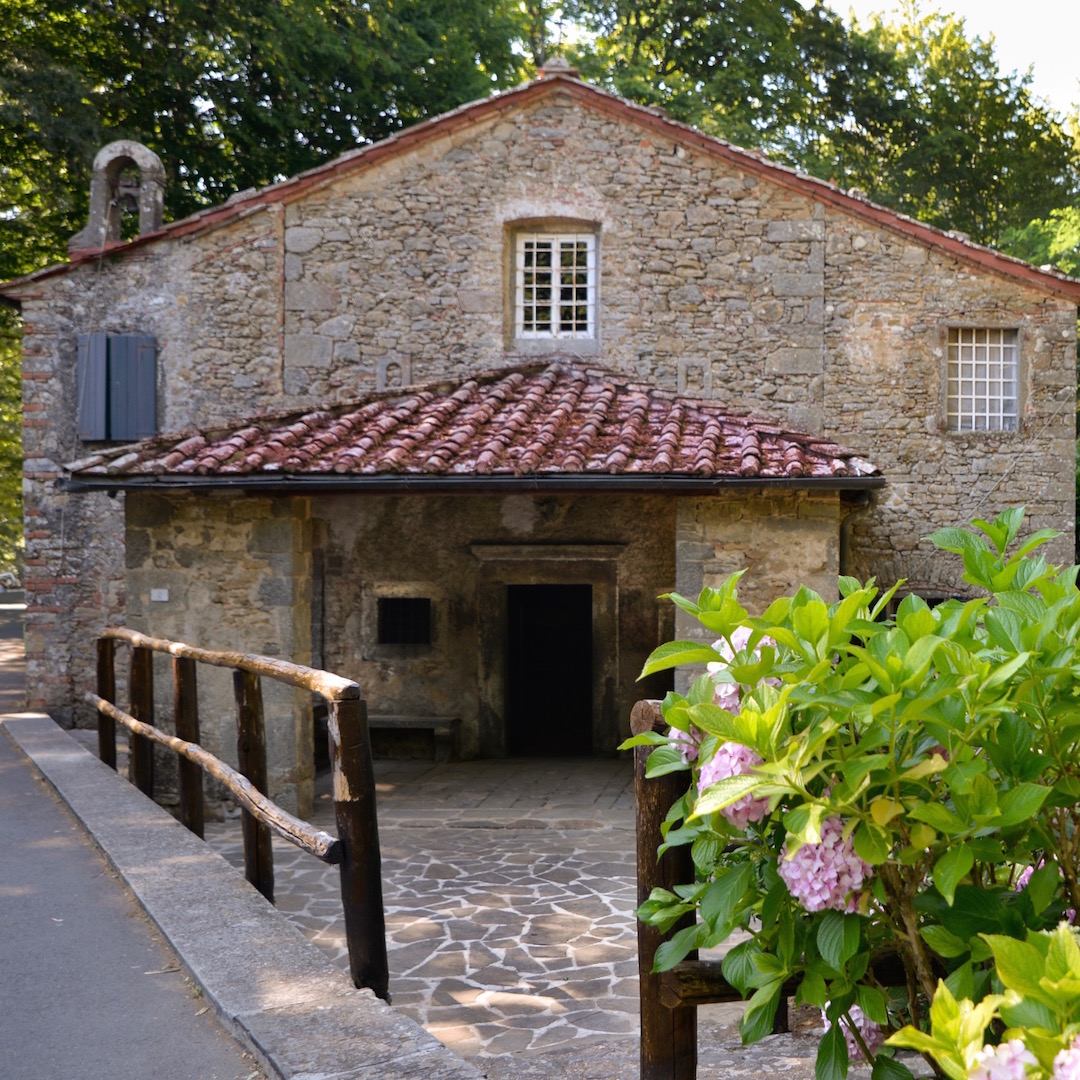 Oratorium von San Bartolomeo auf der Pizzorne-Hochebene.