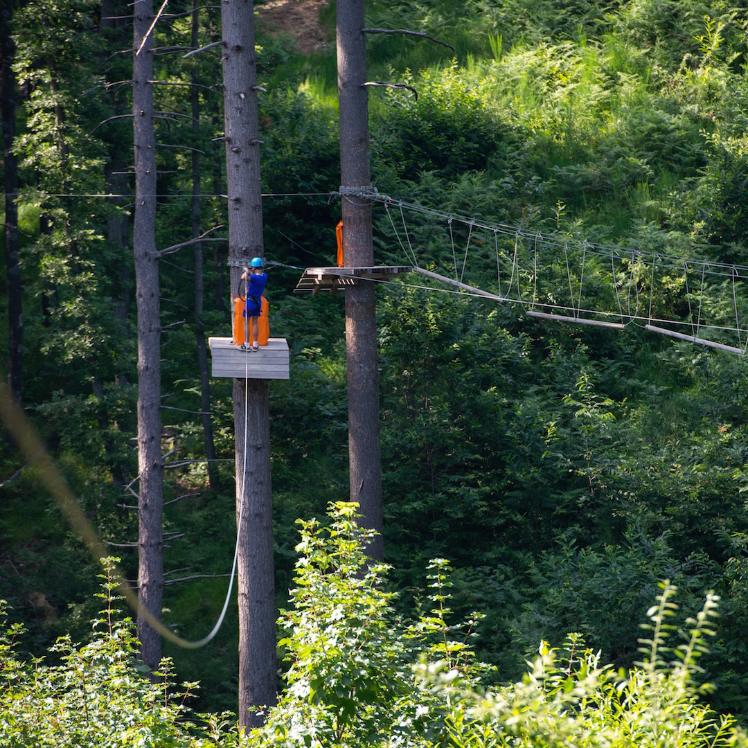 parc d'aventure suspendu dans le vert à la villa basilica