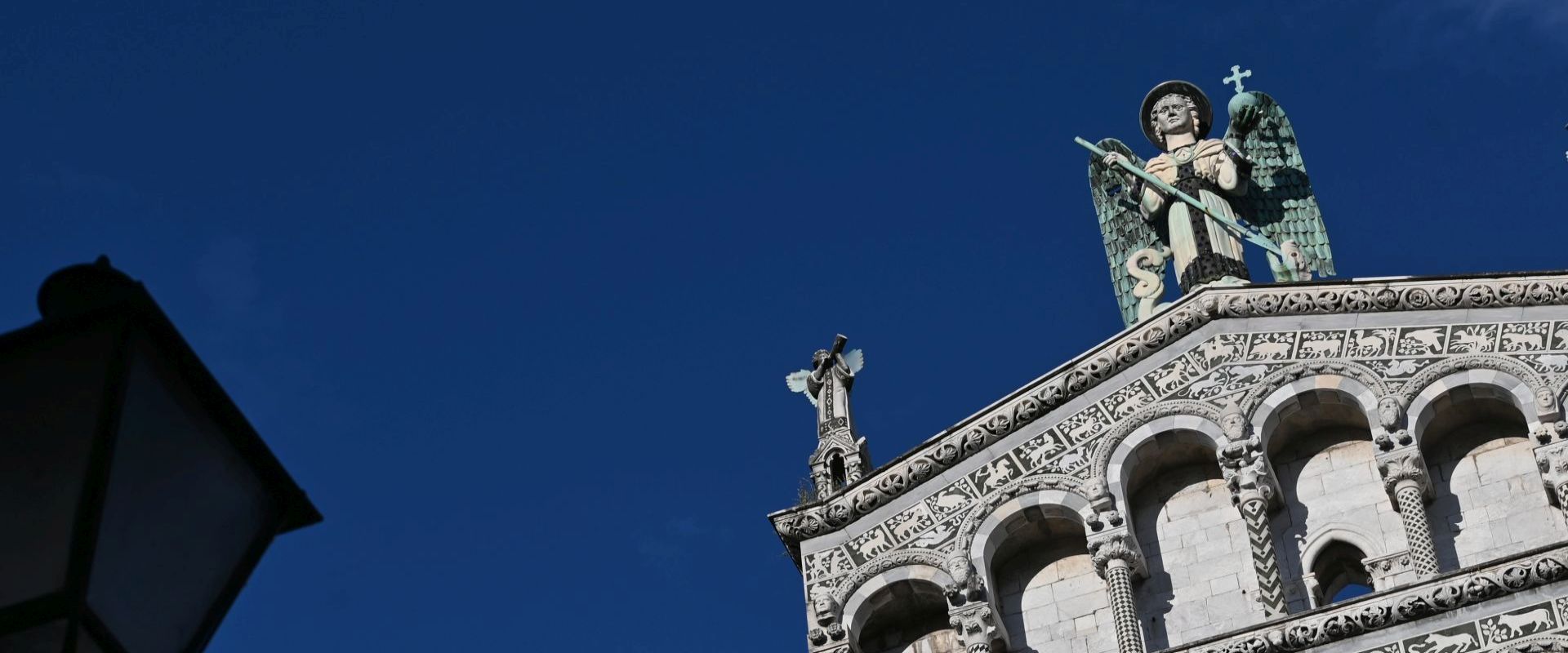 Die Farben des Sommers und der Erzengel des Heiligen Michael an der Fassade der San Michele Kirche von Lucca 