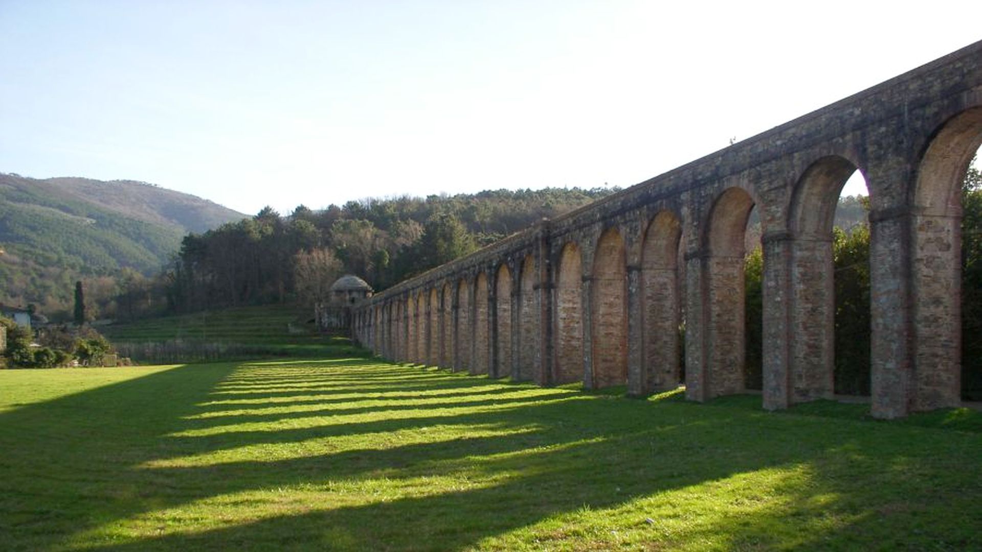 Die Bögen des Nottolini-Aquädukts in der Nähe des Tempietto del Monte Denkmals