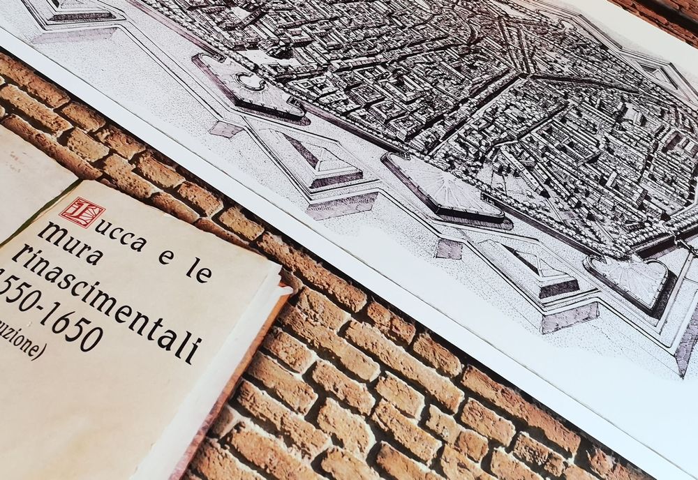 Abbildung der Renaissancemauern im infopoint mura di lucca