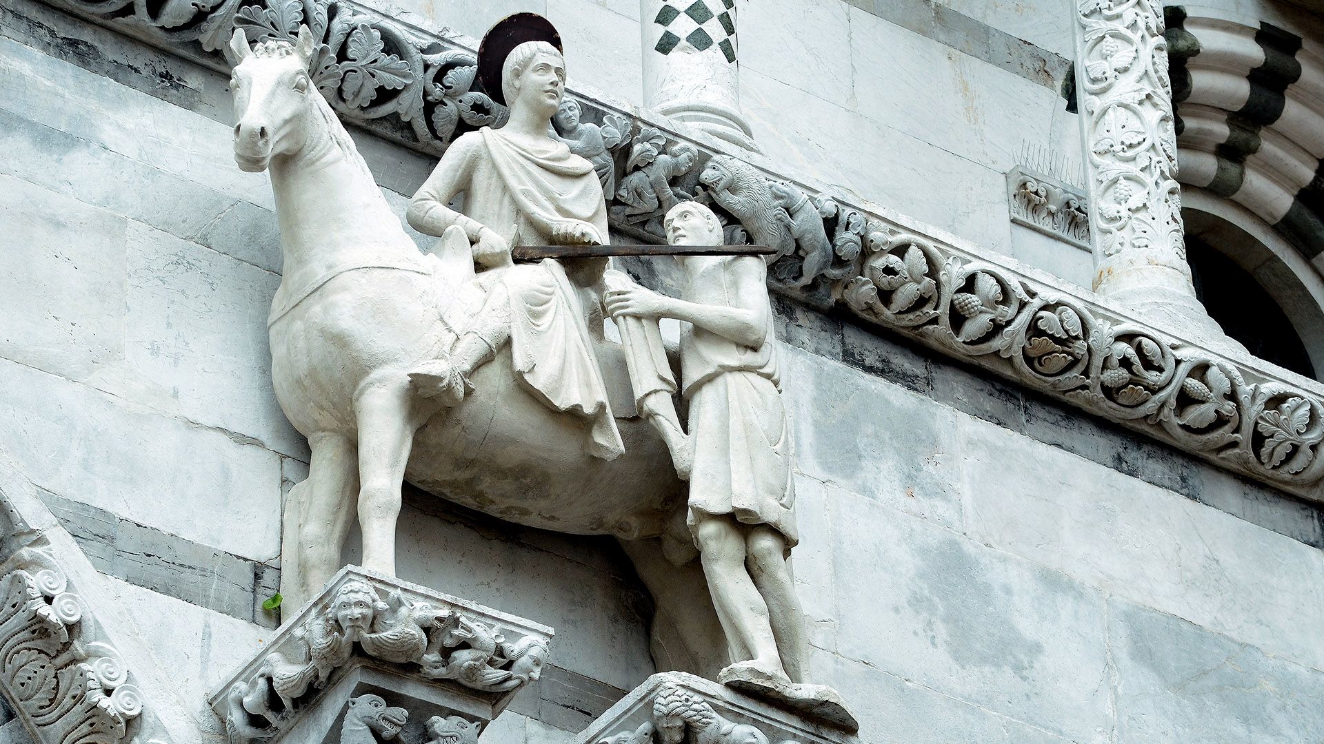 statua di san Martino sulla cattedrale di Lucca