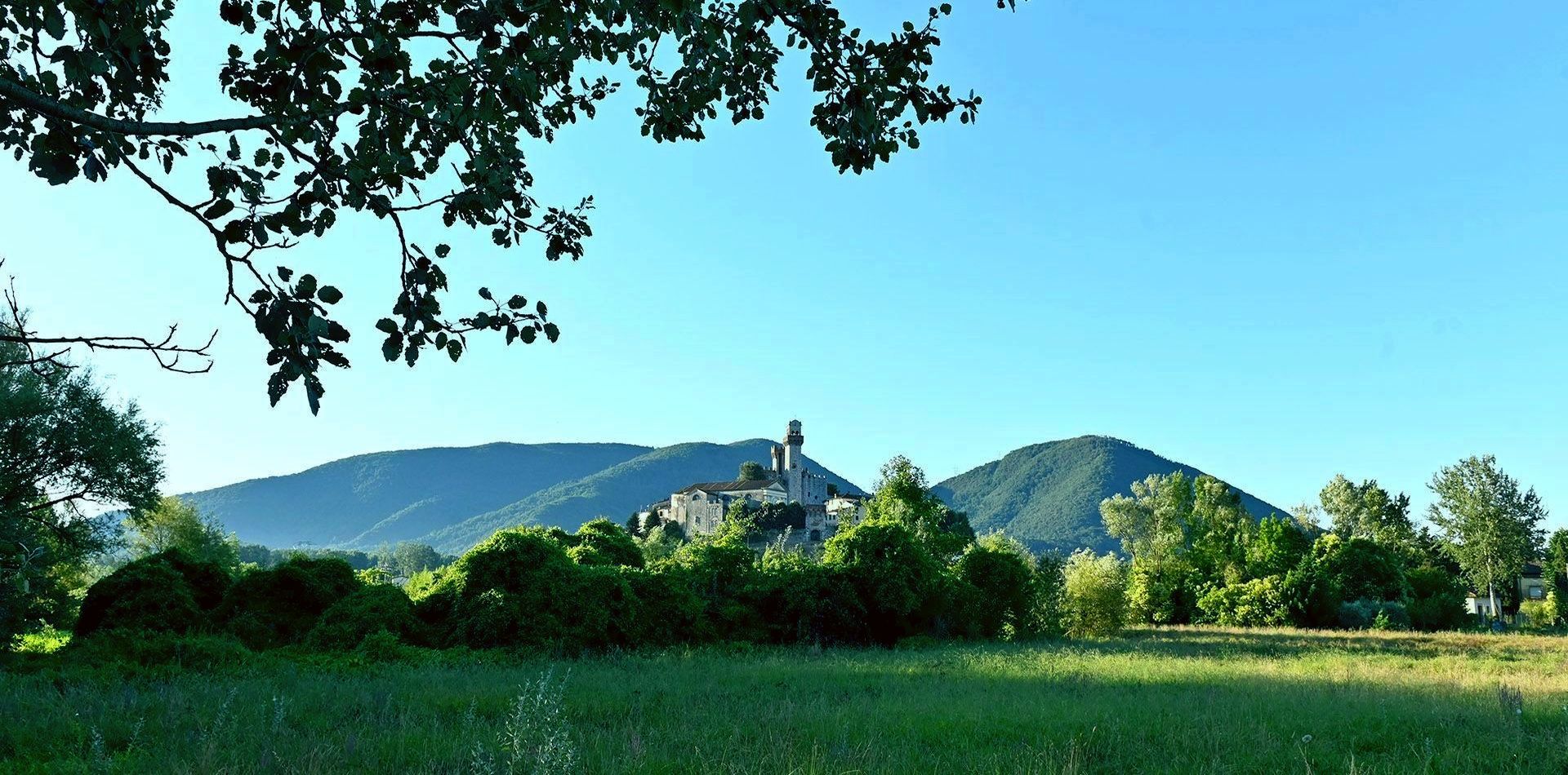  Landschaft bei Lucca mit der Burg von Nozzano