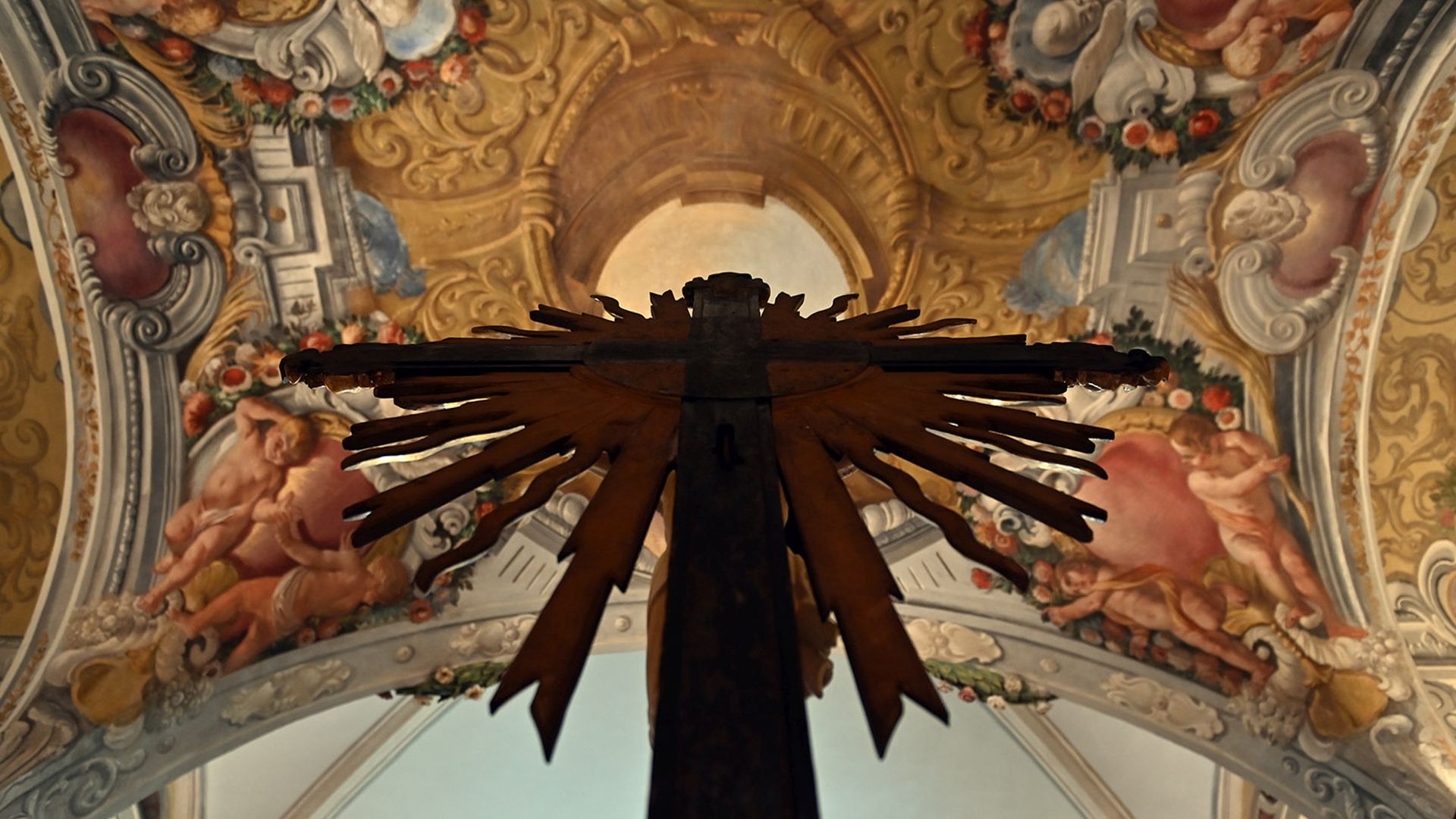 Kreuz im Inneren des Oratoriums der Schutzengel in Lucca