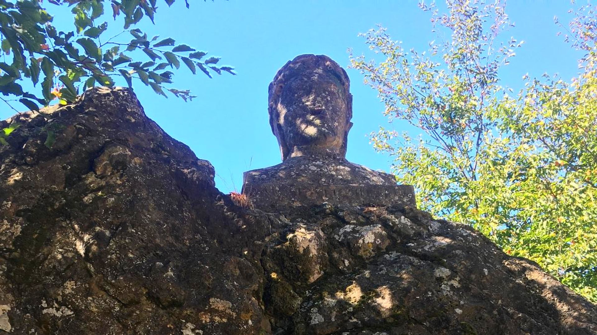 bust of Dante at the Dante's pass on Mount Pisano