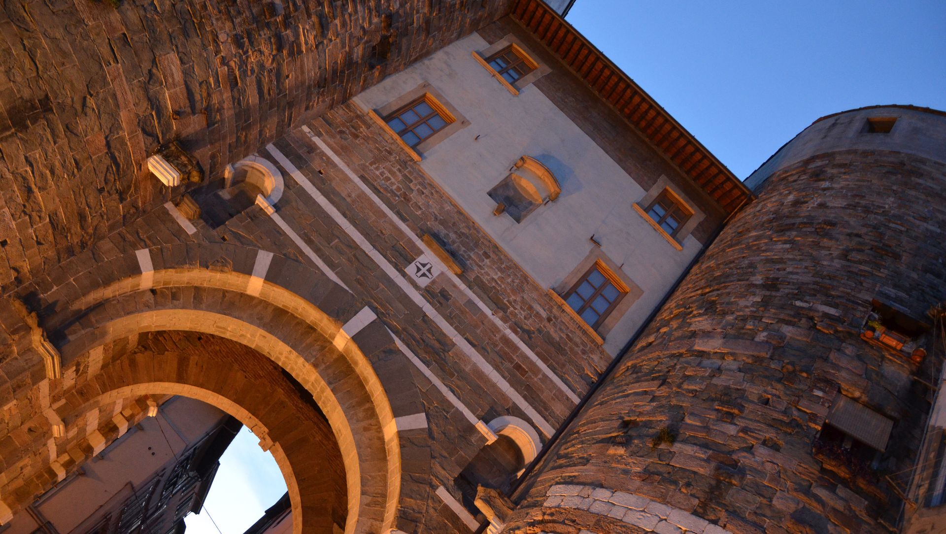 Das San Gervasio-Tor der mittelalterlichen Stadtmauer von Lucca