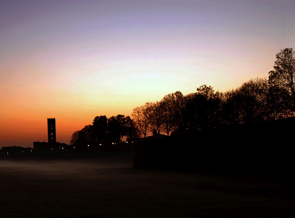 Le ramparts de Lucca au couche de soleil