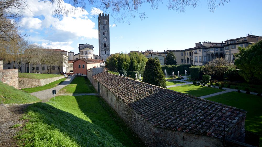 veduta del Giardino di Palazzo pfanner dalle mura di Lucca