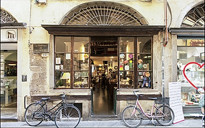Photo of the entrance to the shop "La bottega di Prospero" in the historic center of Lucca