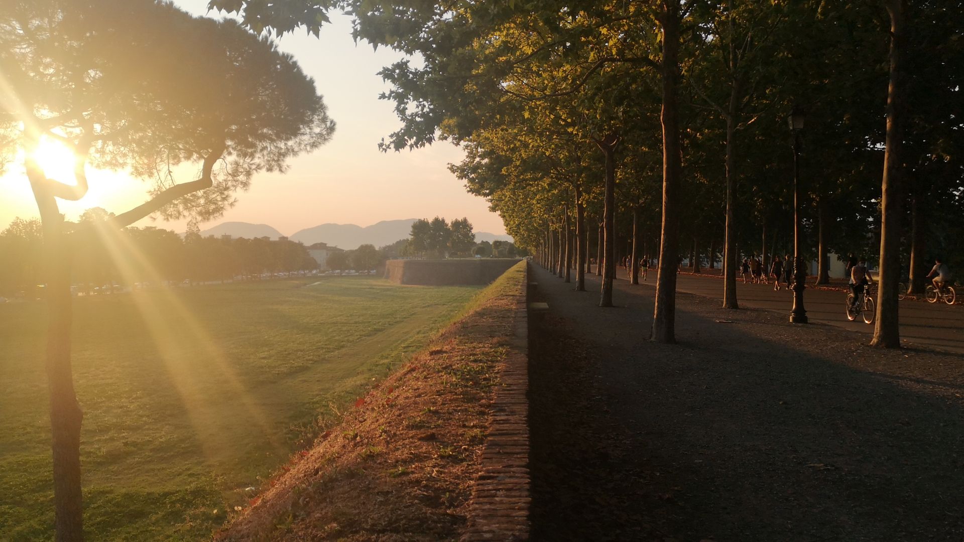 le mura di Lucca in autunno