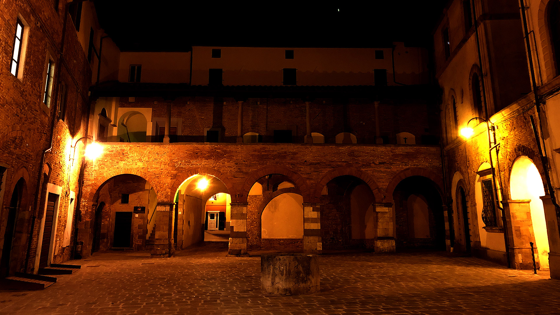 Cortile dellospedale di altopascio la sera