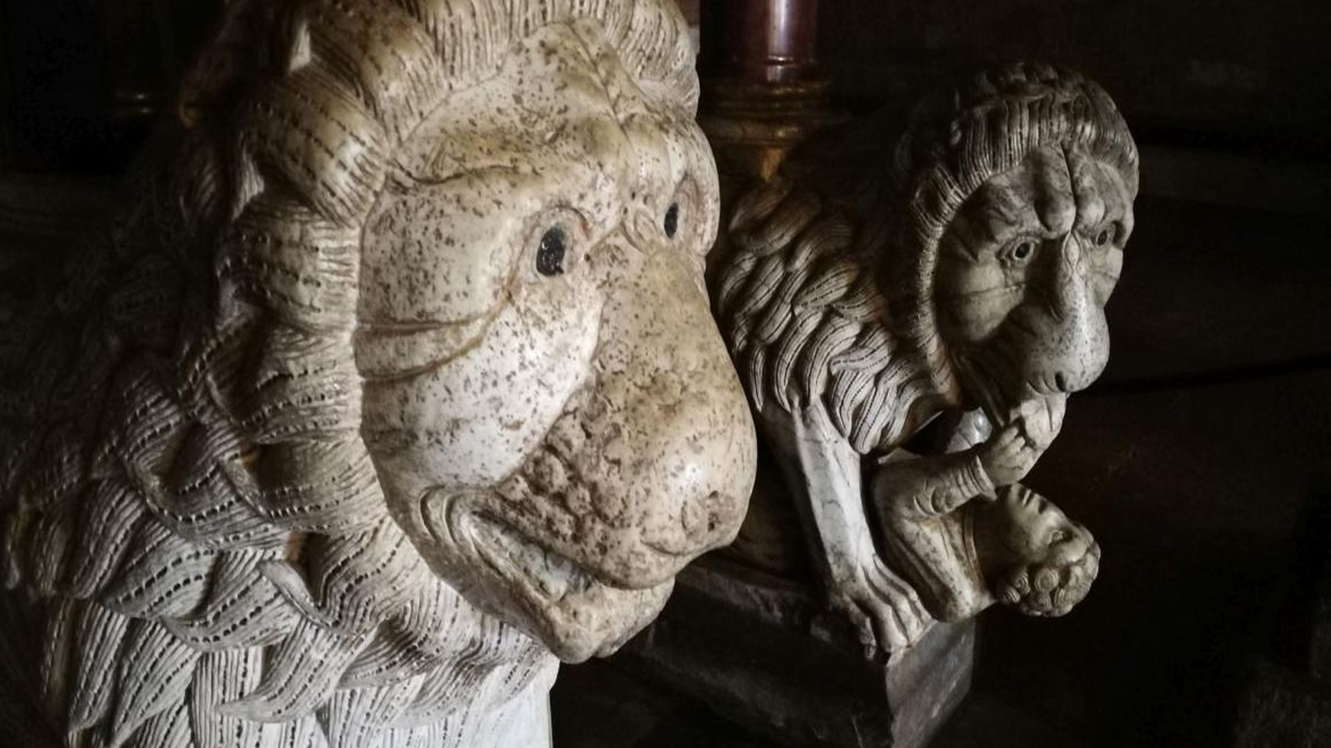 Die Kathedrale von Barga, Detail der Kanzel mit säulentragenden Löwen