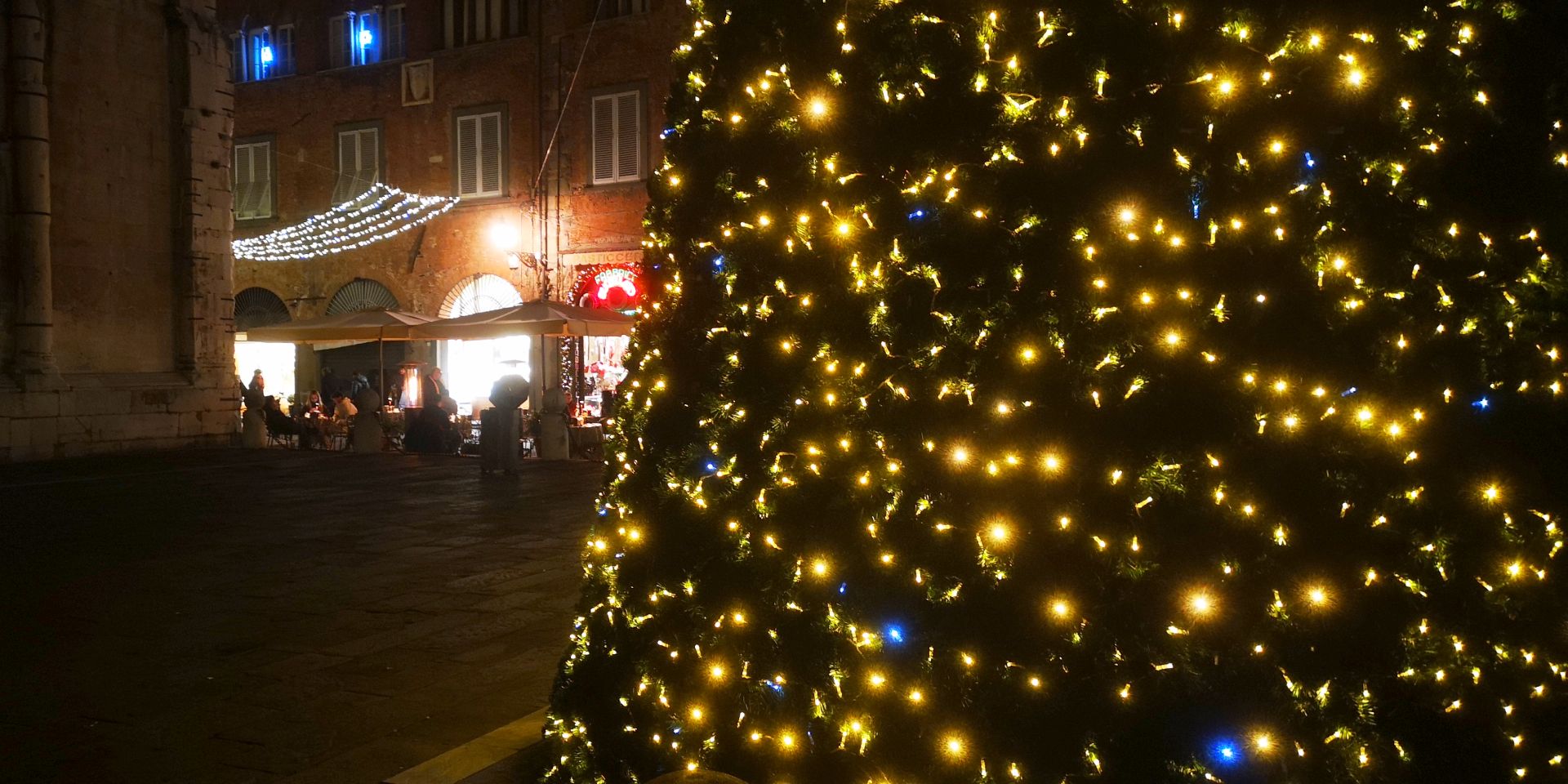 weihnachtsbaum an der piazza san michele in lucca