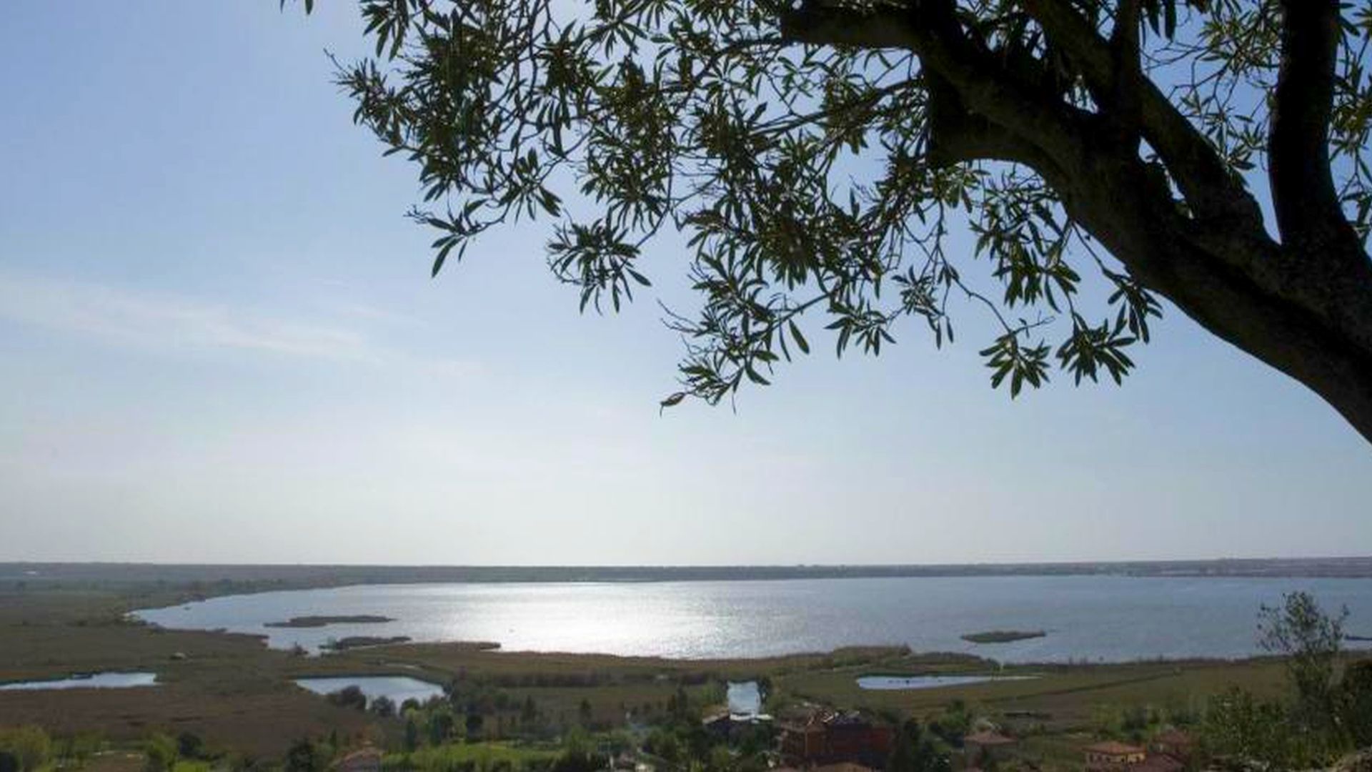 Lago di massaciuccoli al tramonto