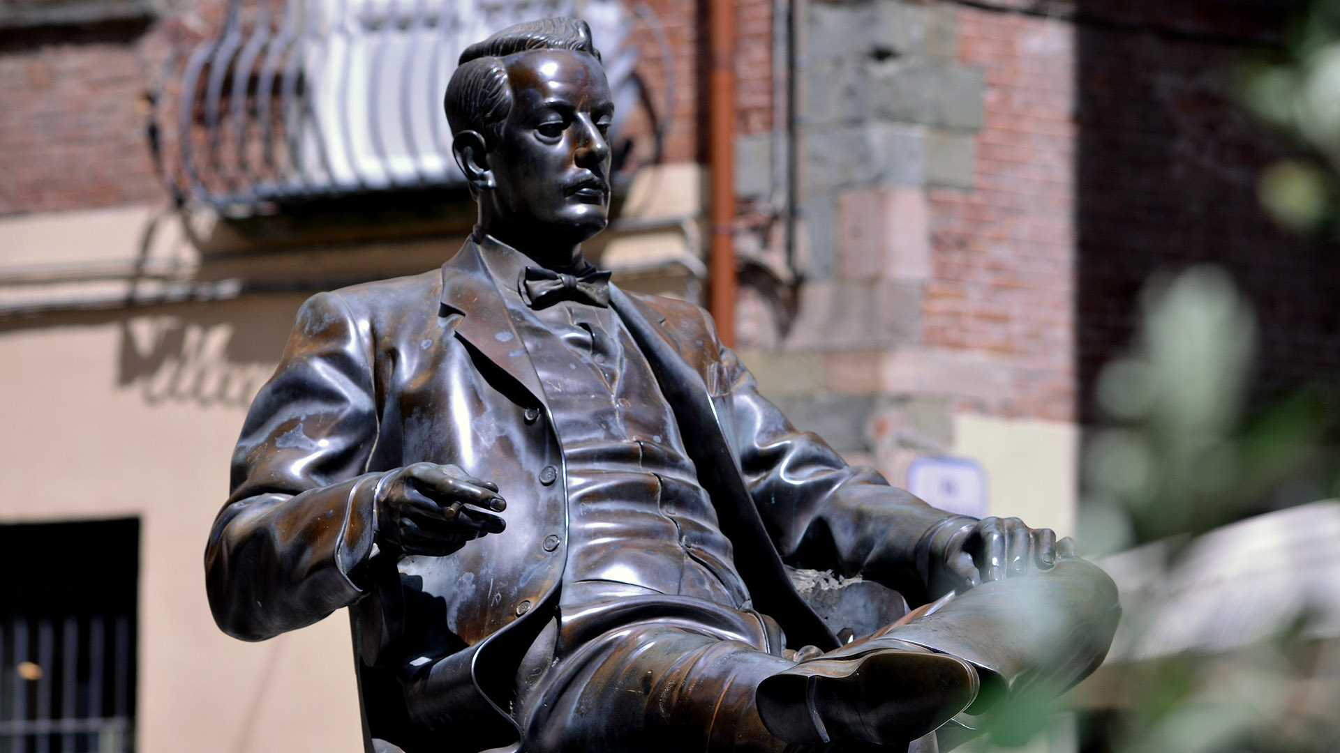 Statua di Giacomo puccini in pIazza cittadella a lucca