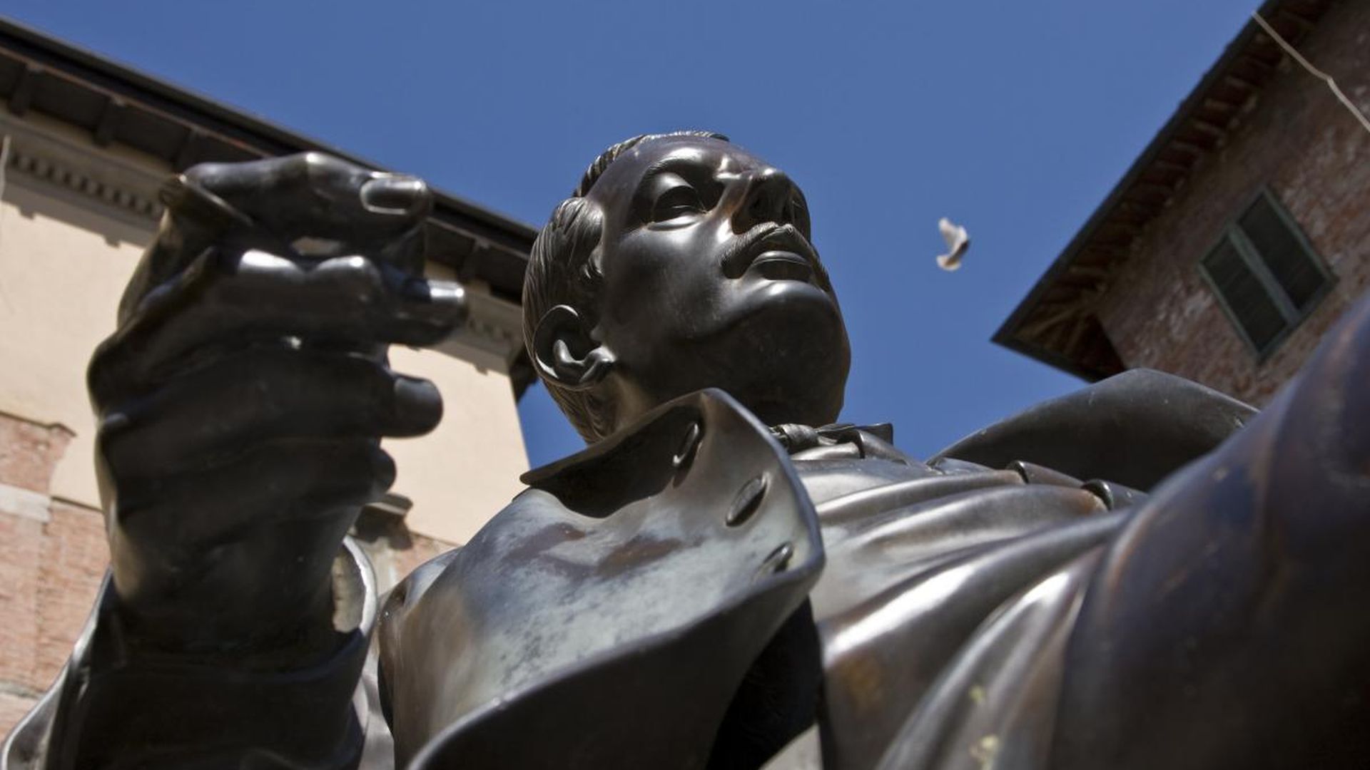Statue von Giacomo Puccini an der piazza Cittadella in Lucca