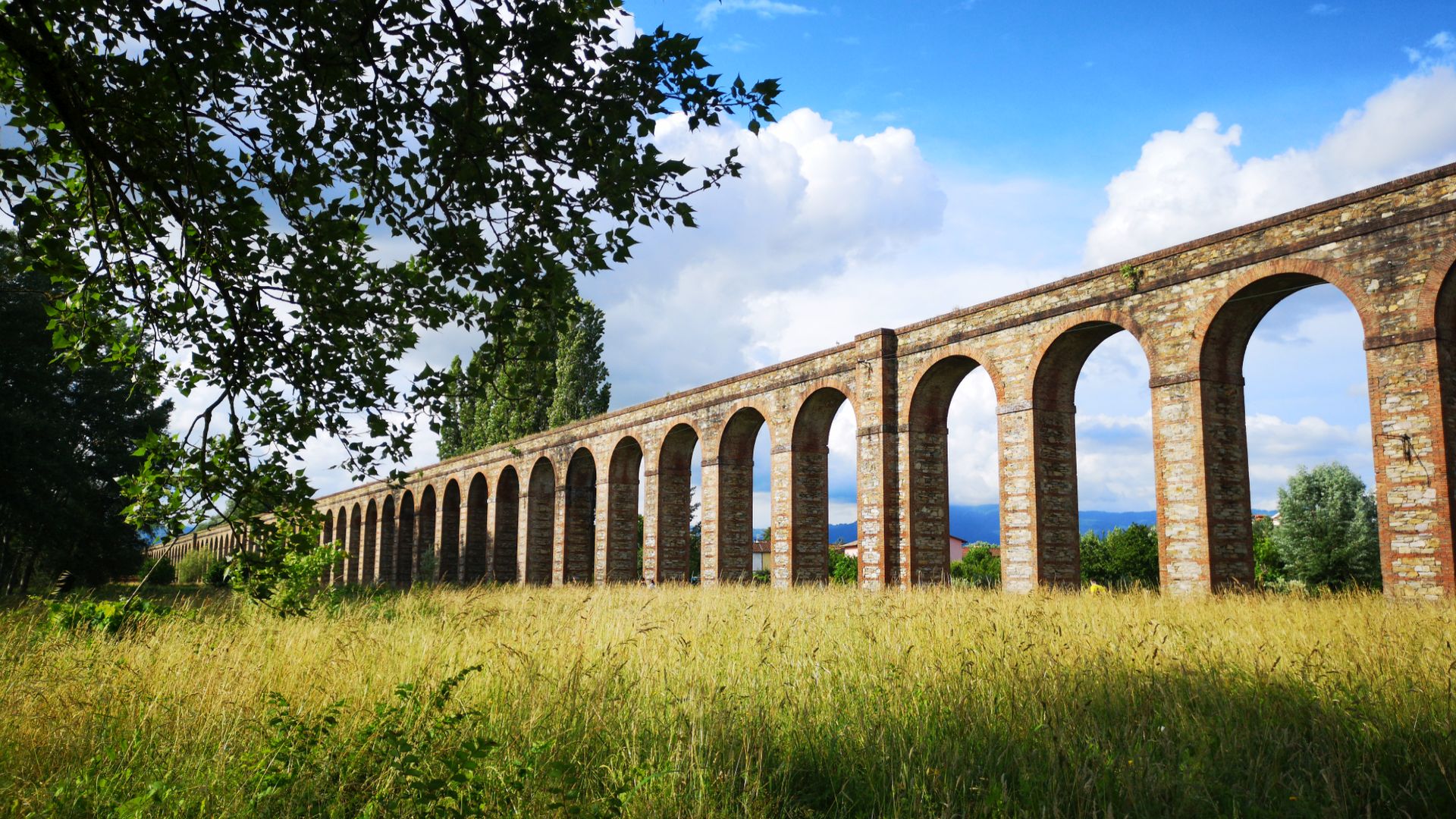 Das Nottolini Aquädukt in der Landschaft von Lucca