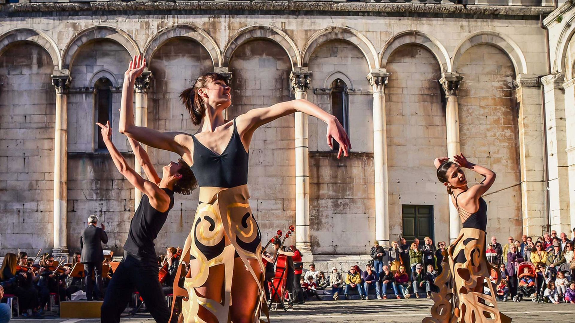 ballerini in piazza san Michele per il Dance meeting a Lucca