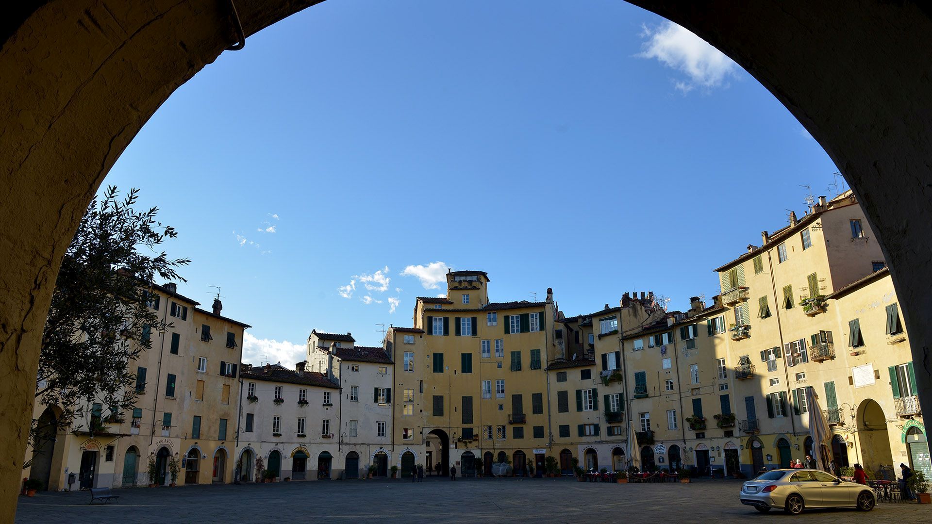 Eingangsbogen der Piazza  Anfiteatro in Lucca
