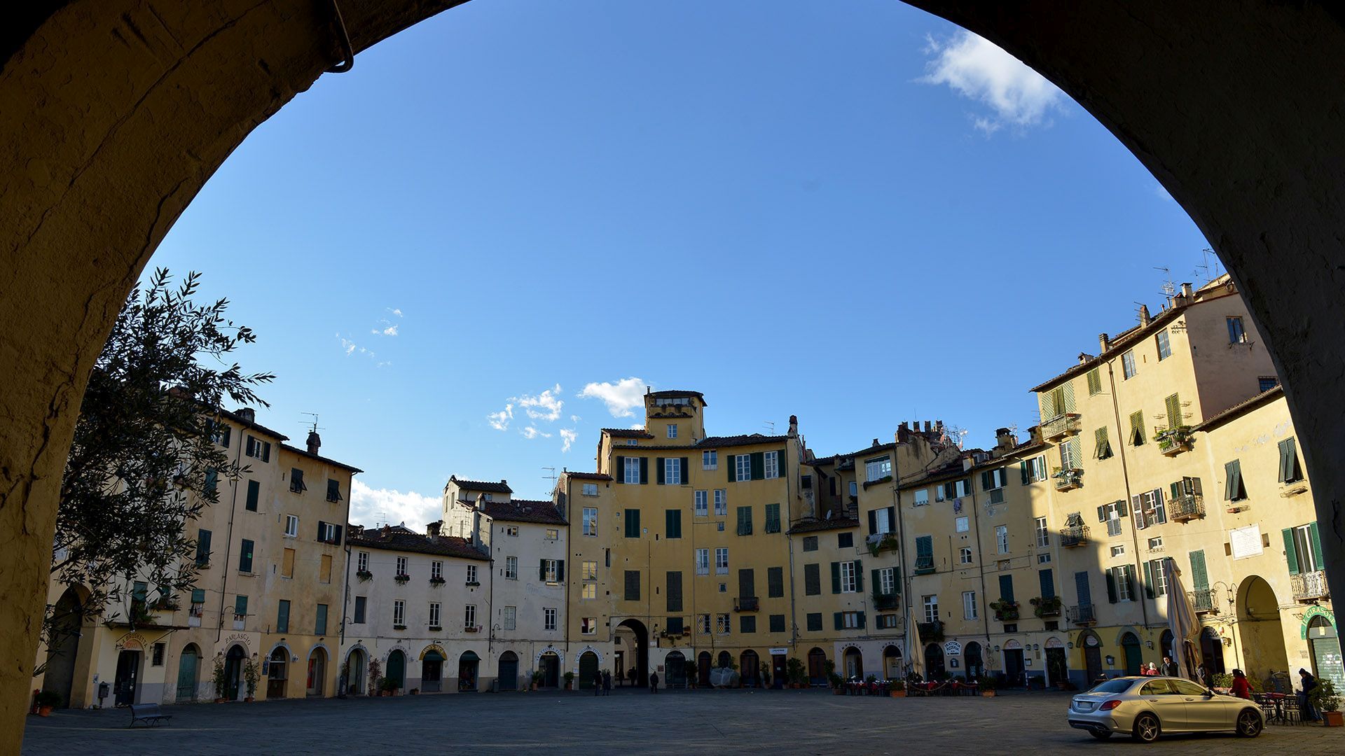 Arco de entrada de la plaza del Anfiteatro de Lucca