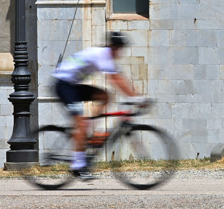 un ciclista sulle Mura di Lucca
