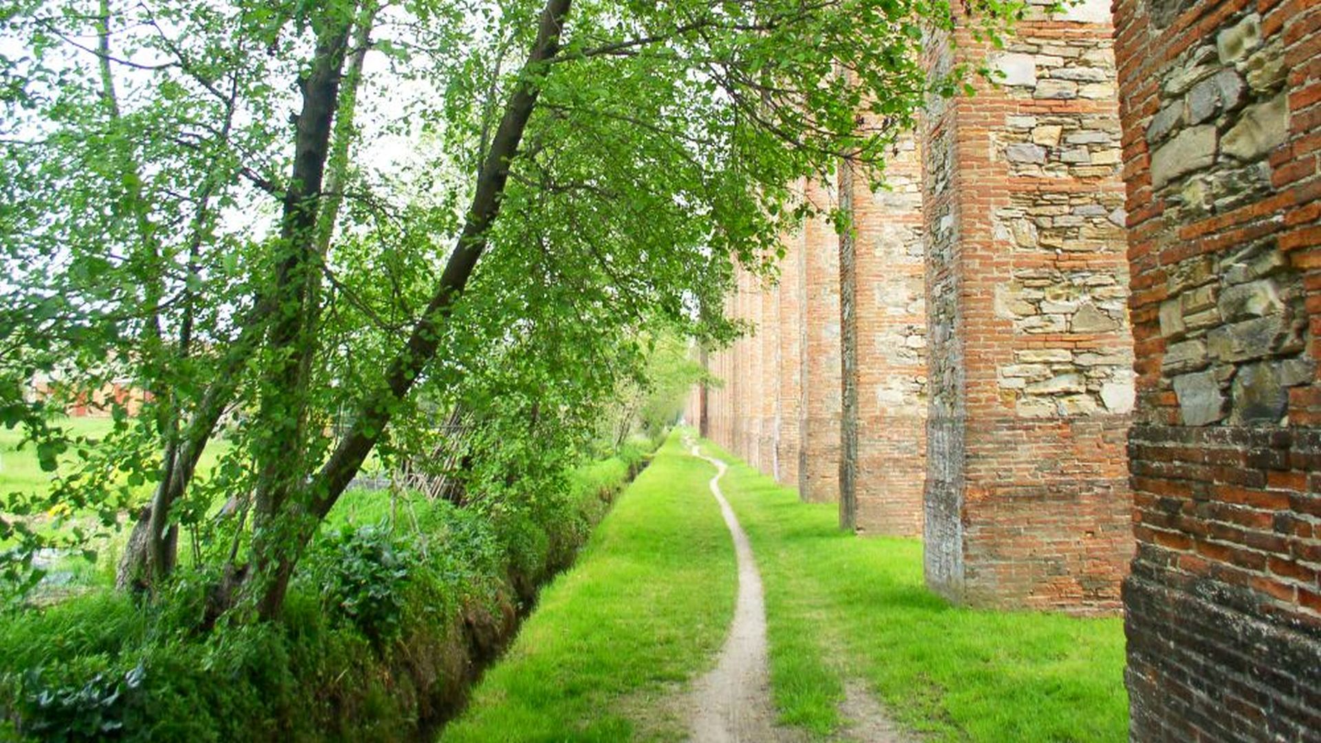 camino bajo los arcos del acueducto de Lucca