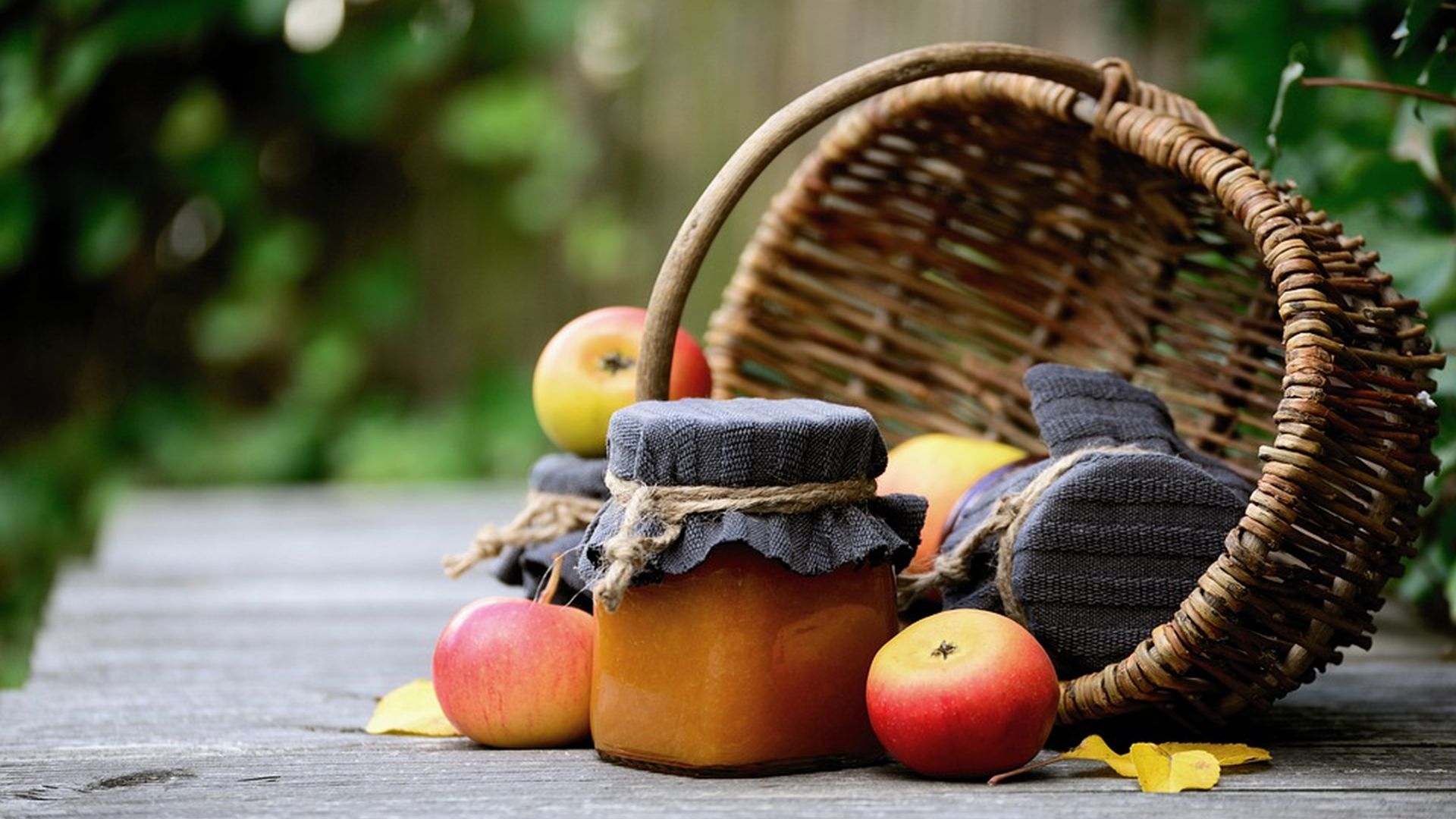 cestino di frutta e marmellate