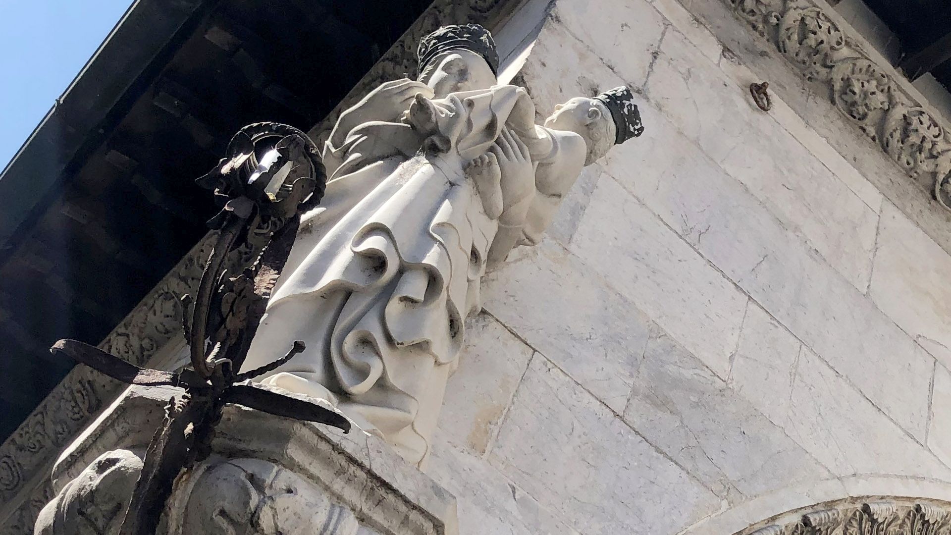 chiesa della rosa a Lucca, particolare