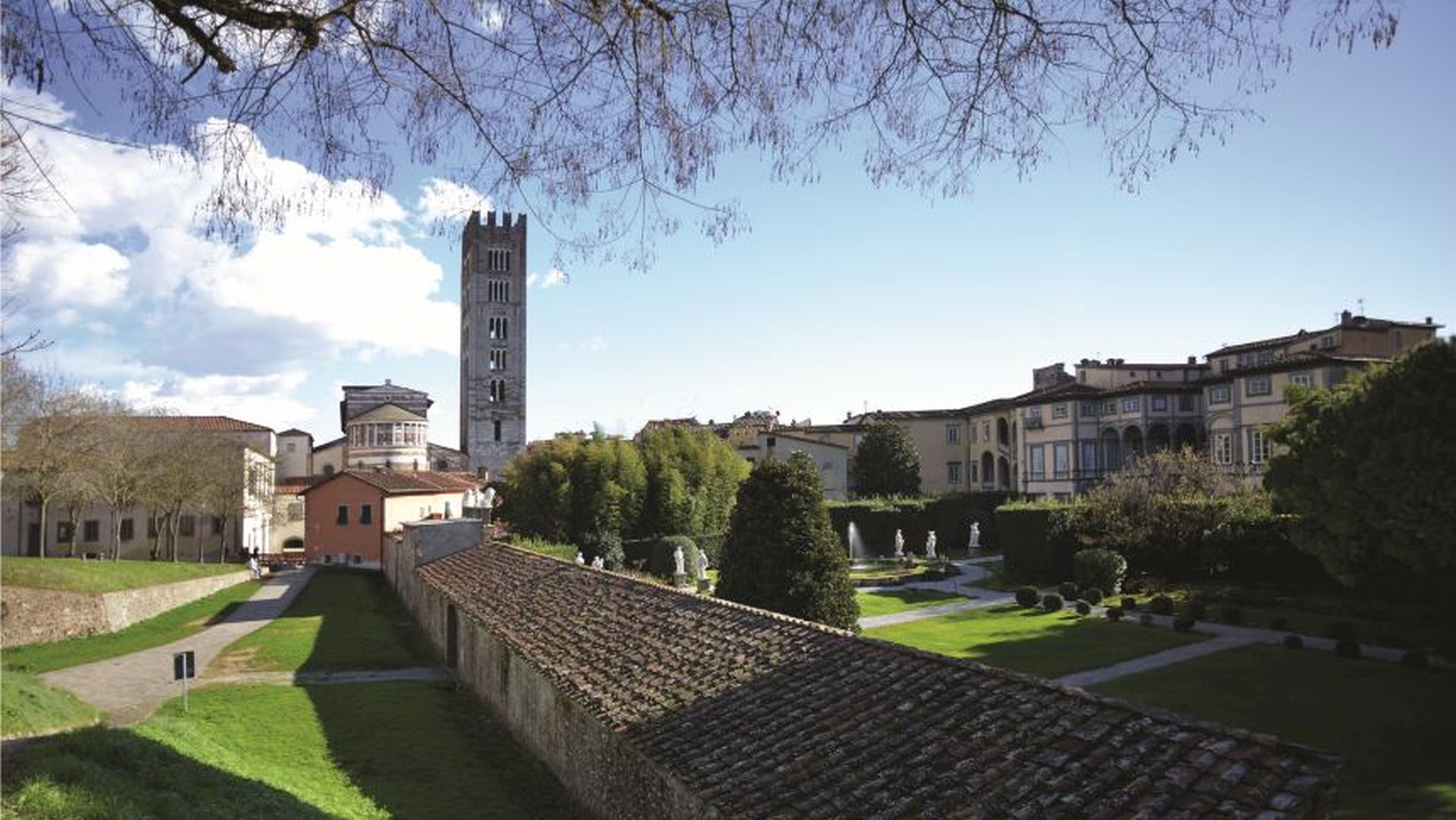 palazzo pfanner visto dalle mura di lucca
