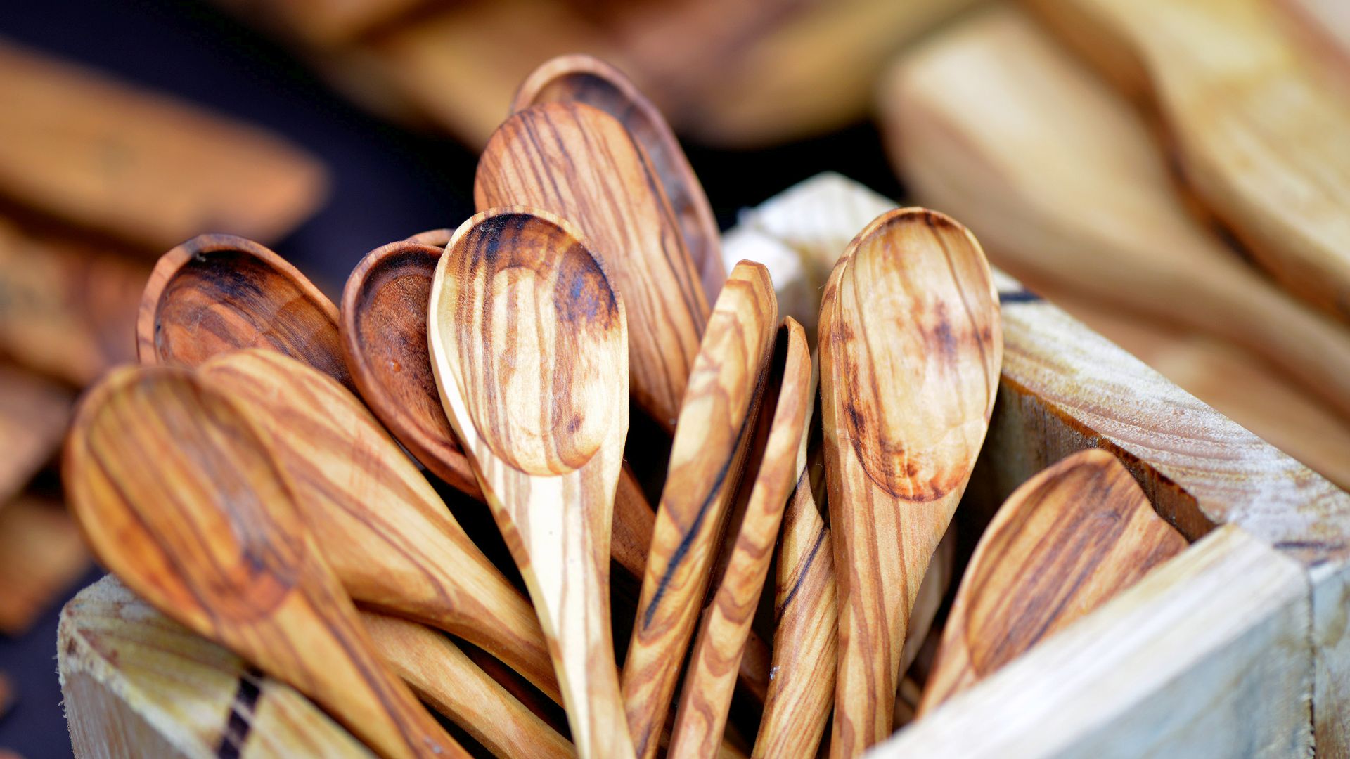 utensili di legno d'olivo al mercato creart