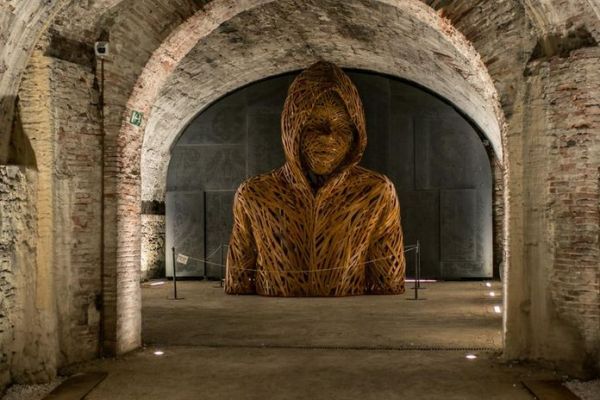 ragazzo con la felpa nei sotterranei del baluardo san paolino delle mura di lucca