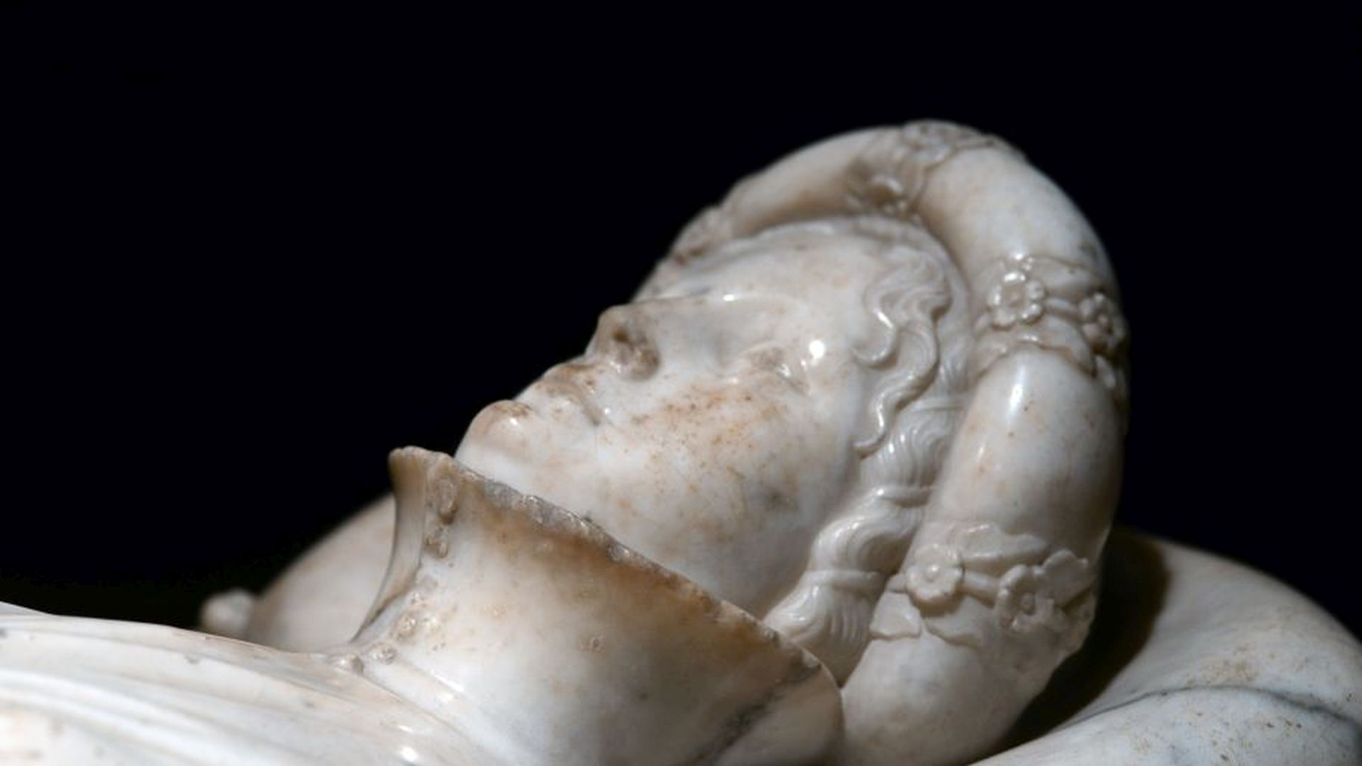 dettaglio del volto del Monumento funebre di Ilaria del Carretto