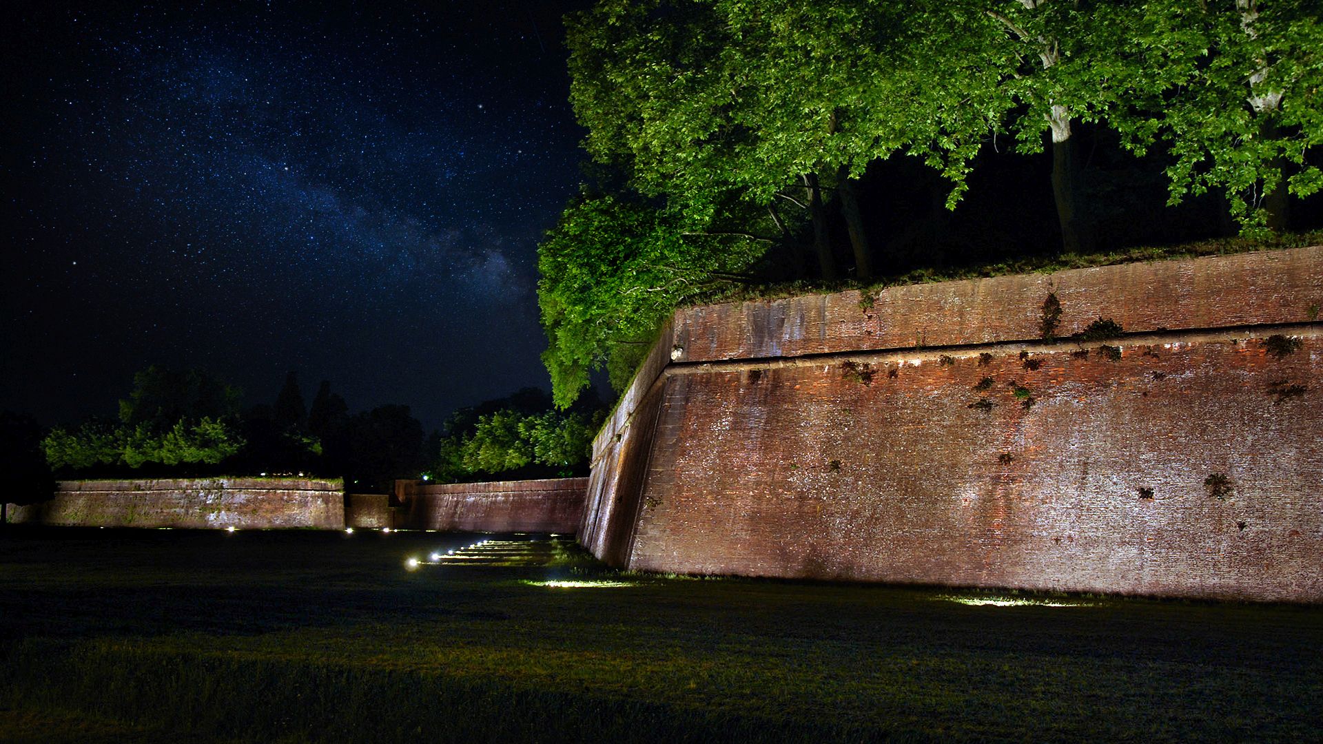 le mura di lucca di notte sotto il cielo stellato