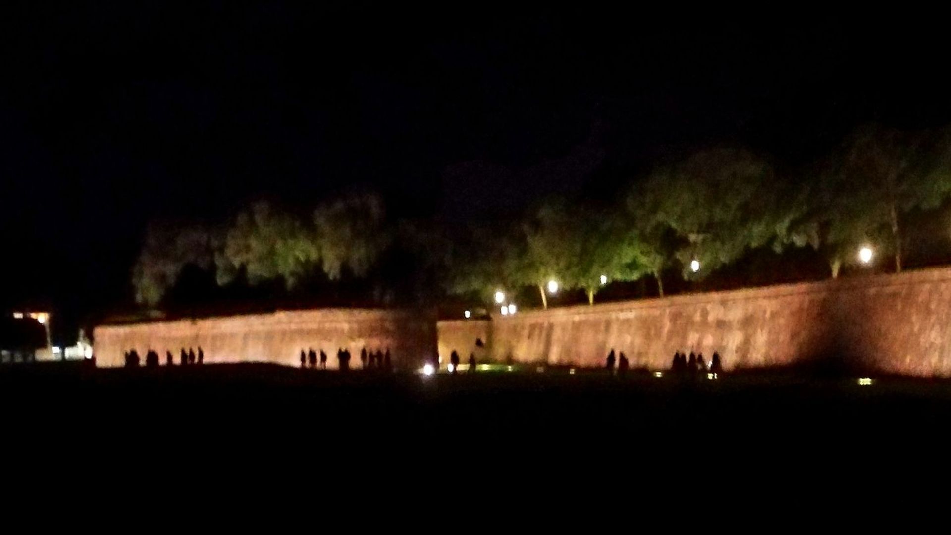 Las murallas de Lucca en la noche