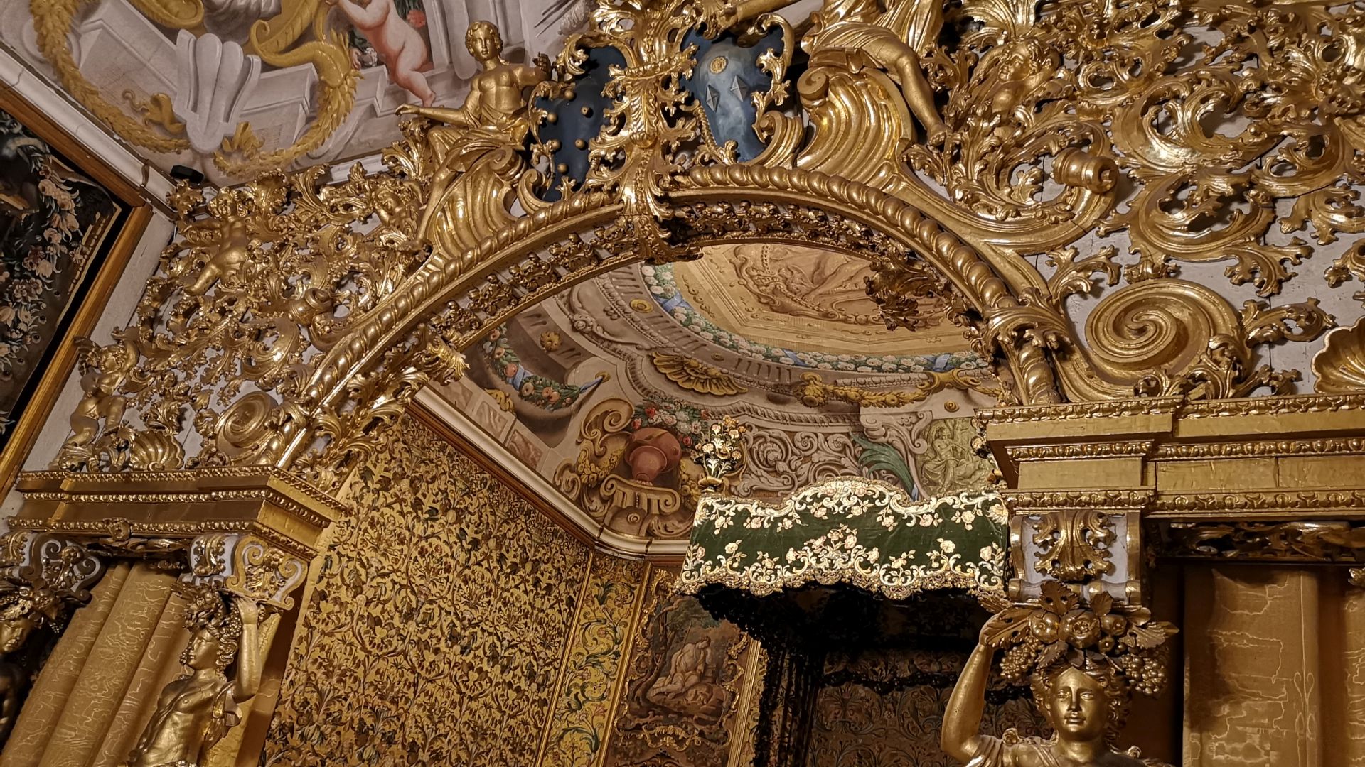 wedding bedroom in palazzo mansi