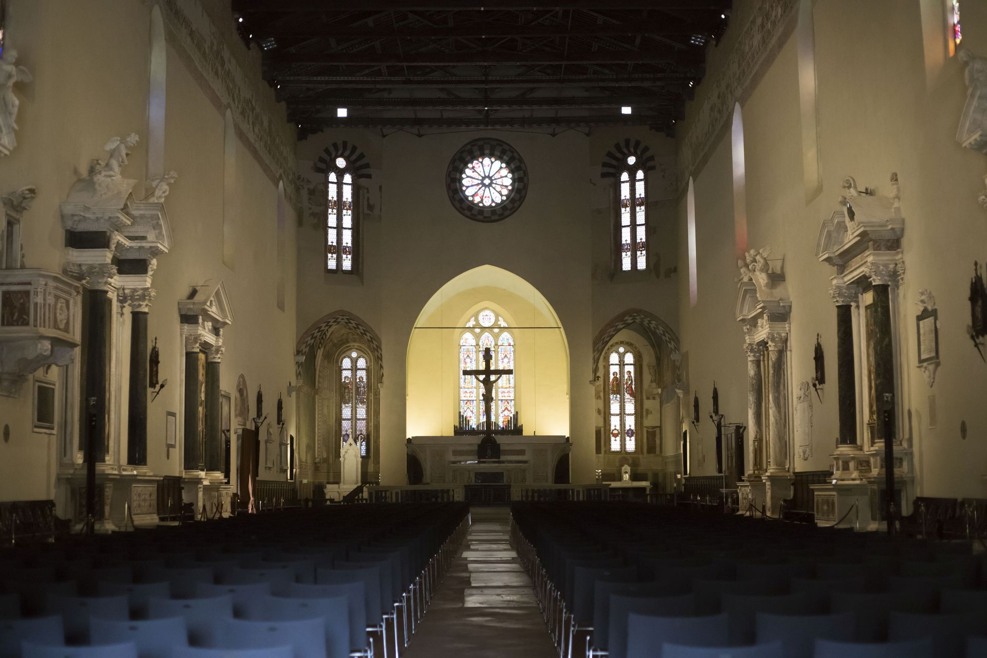 interno della chiesa di san Francesco a lucca