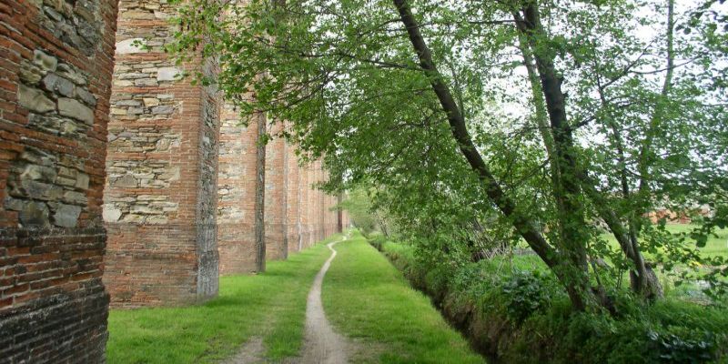 sentiero lungo l'acquedotto ottocentesco di Lucca