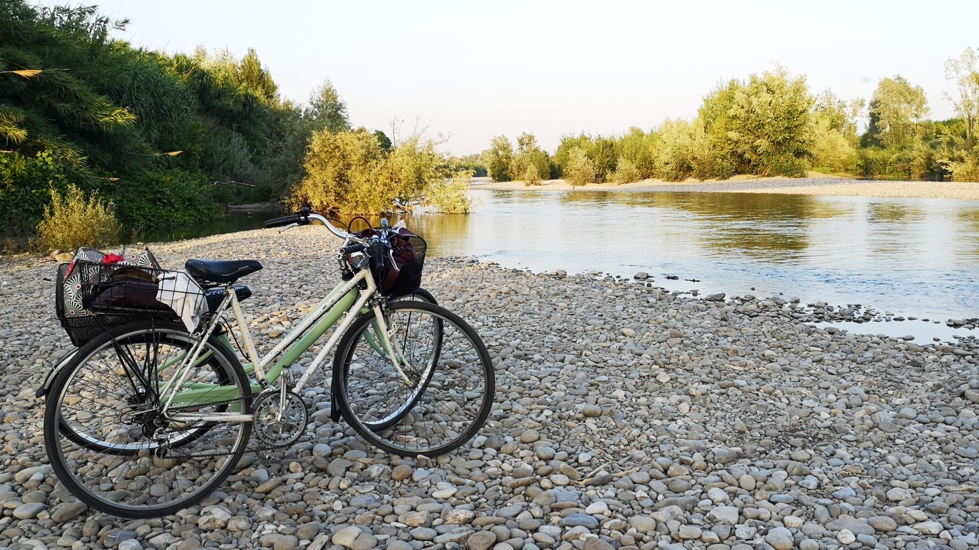 bicicletas en la orilla del río serchio