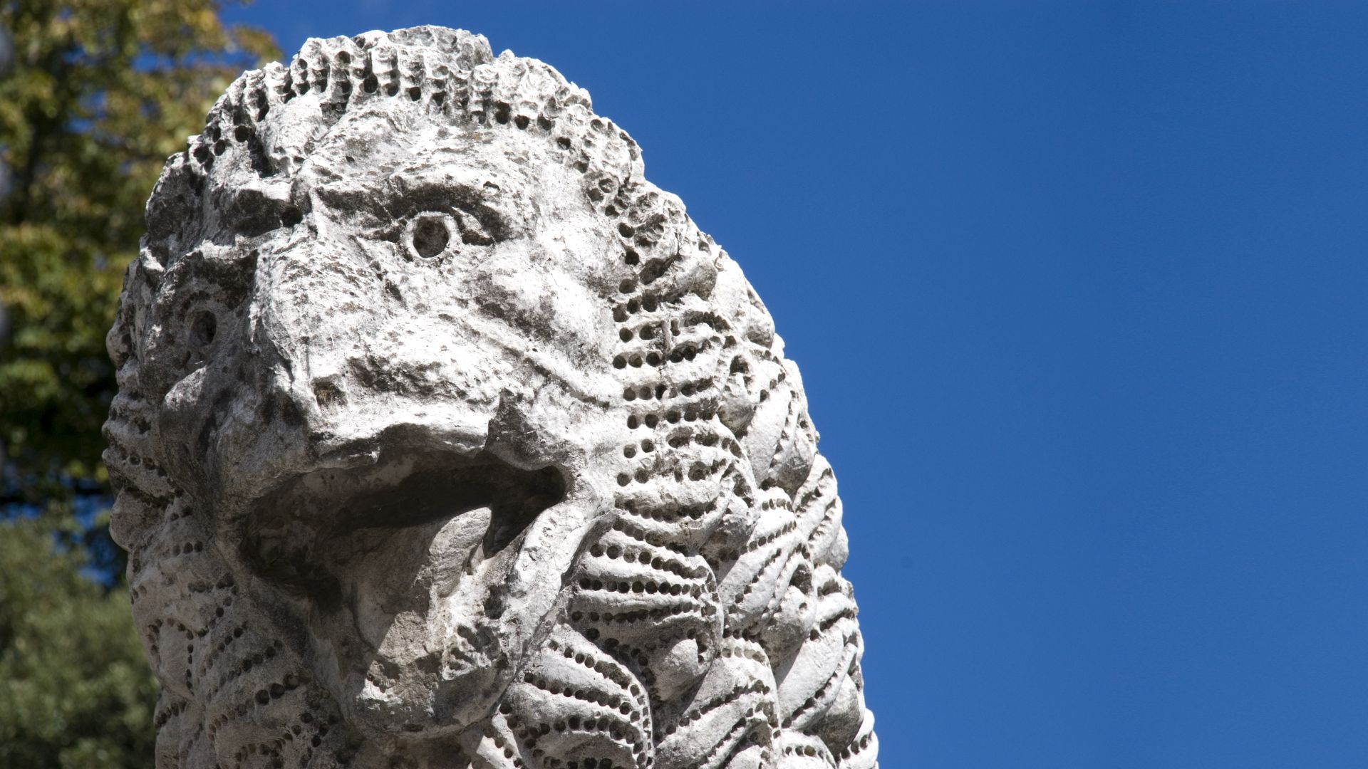 león de las murallas romanas en las murallas de Lucca