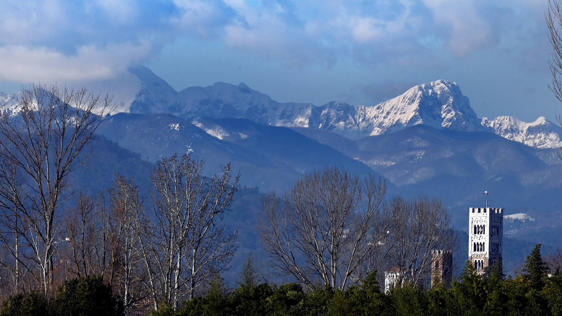 Los Alpes Apuanos desde las murallas de Lucca