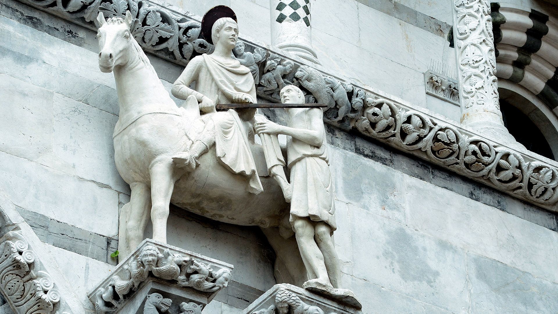 statua de san Martin sobre la catedral de Lucca