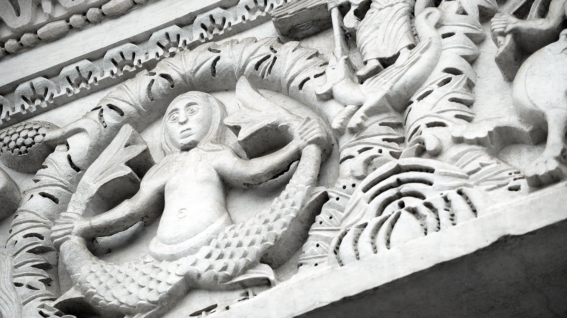 Meerjungfrau mit doppelter Flosse an der Fassade der San Michele Kirche in Lucca