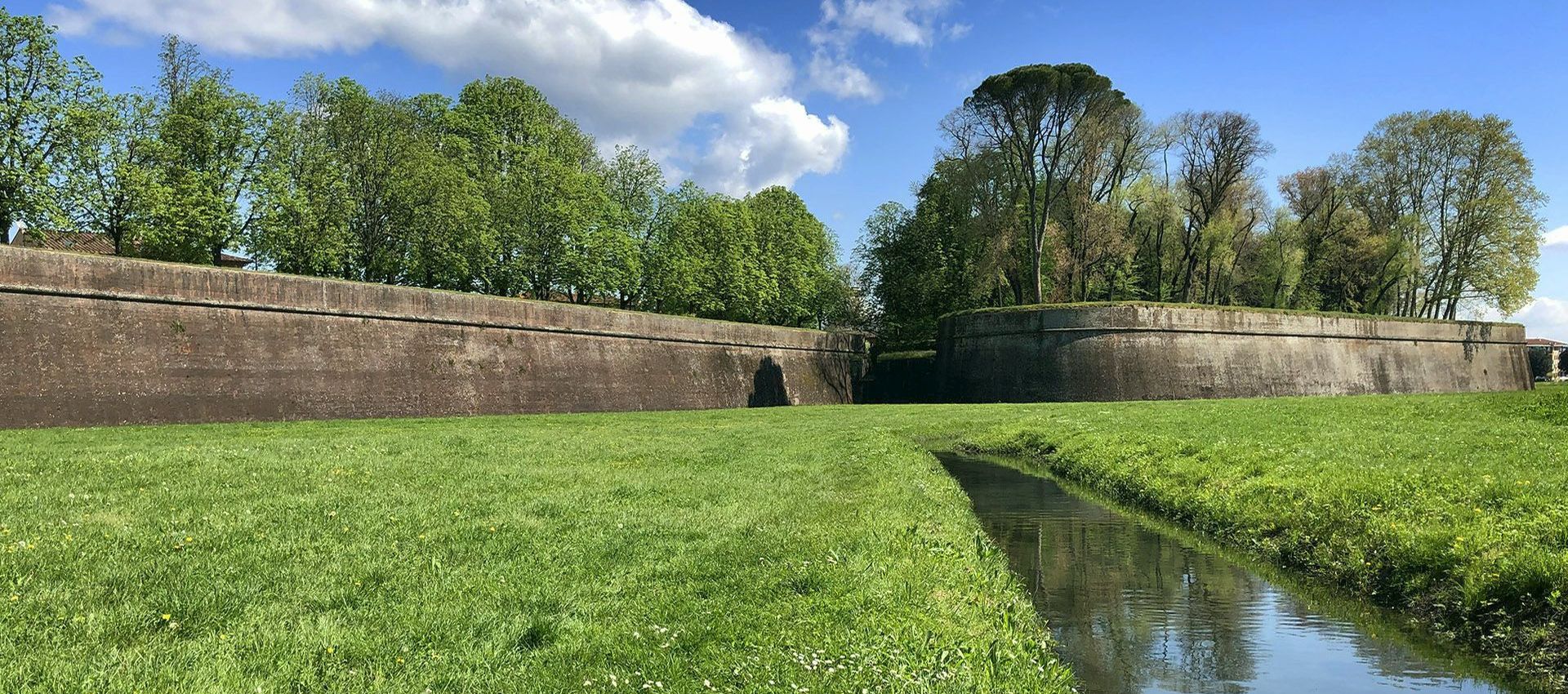 las murallas de Lucca en primavera