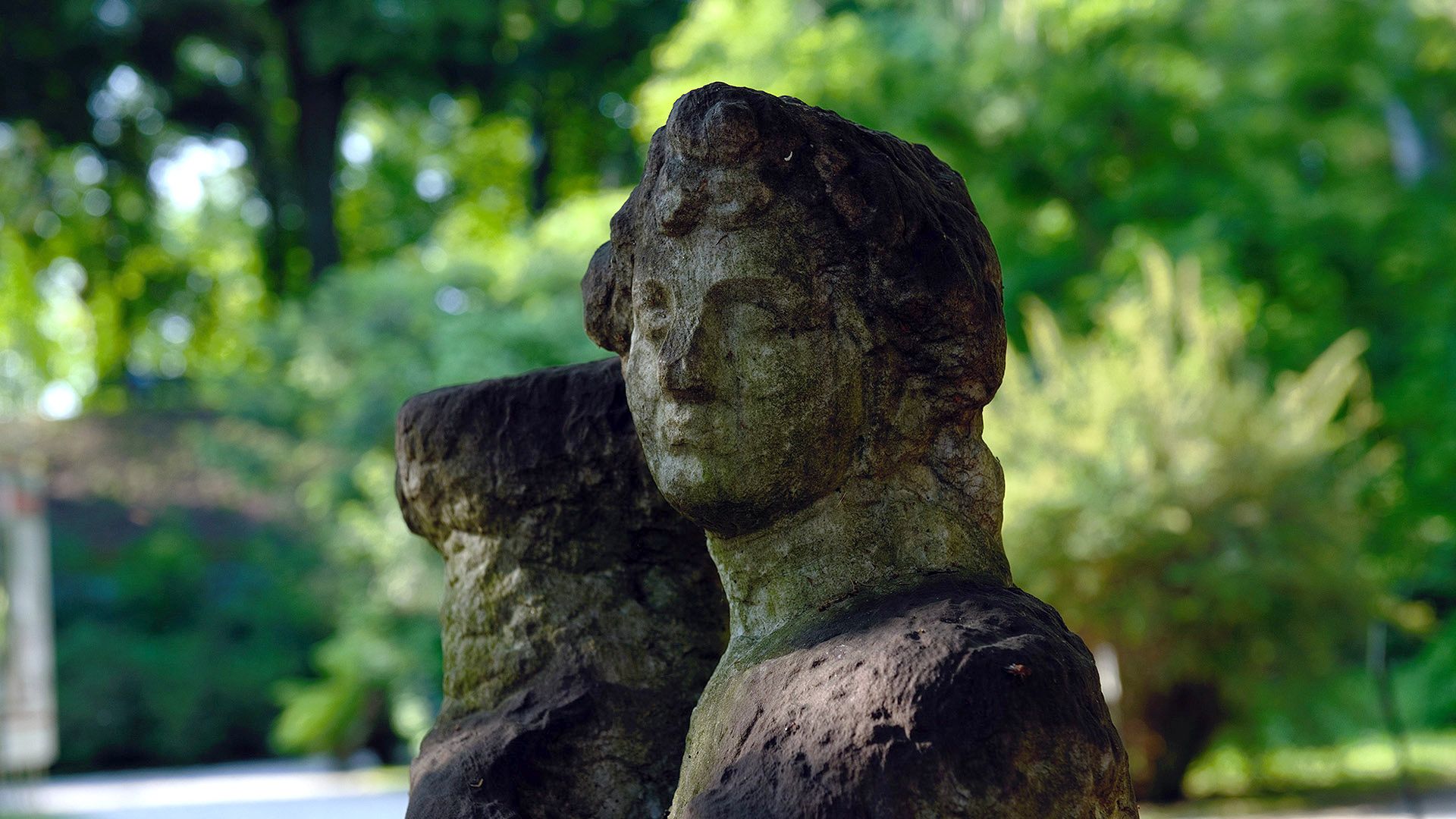 statua di flora nell'orto botanico di lucca