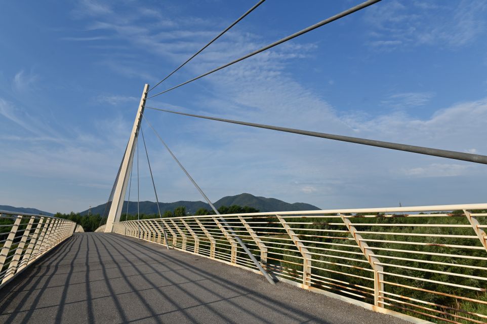 Fußgängerbrücke über den Fluss Serchio 