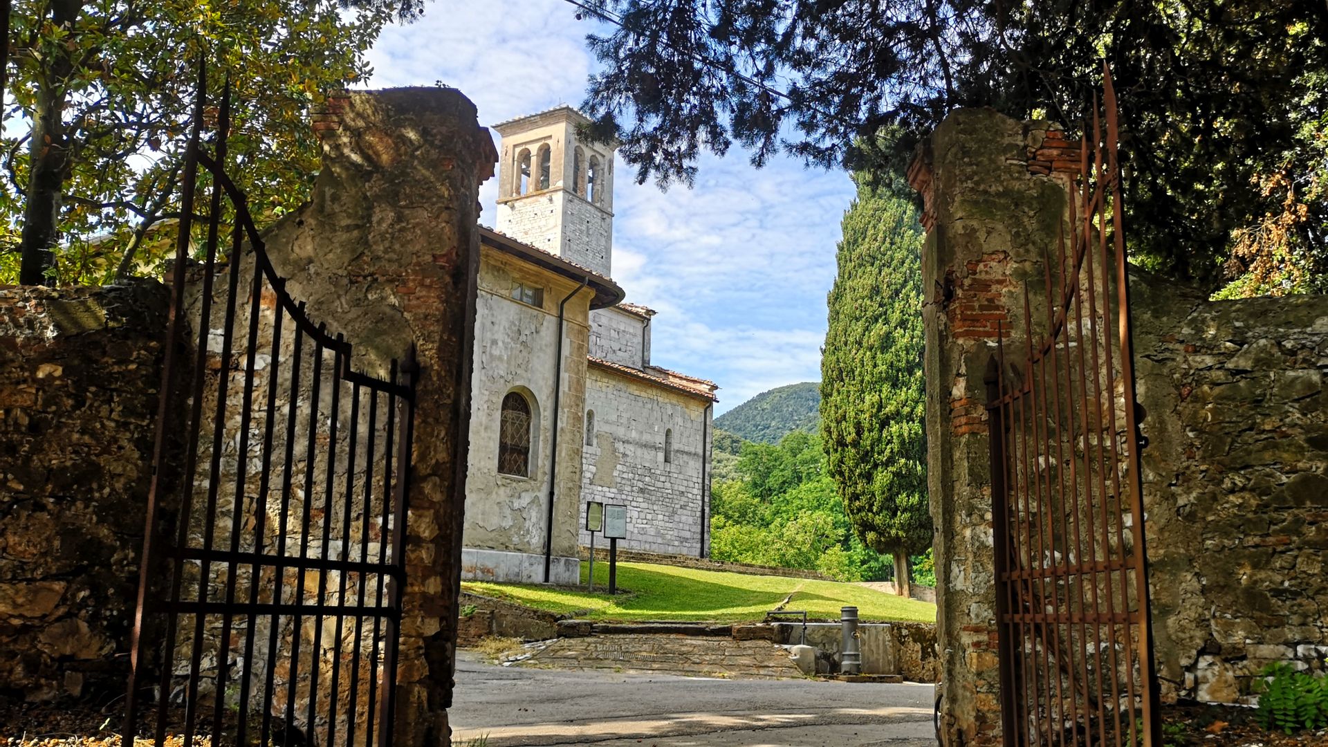 eglise sant'andrea de gattaiola vue du jardine de villa de noter