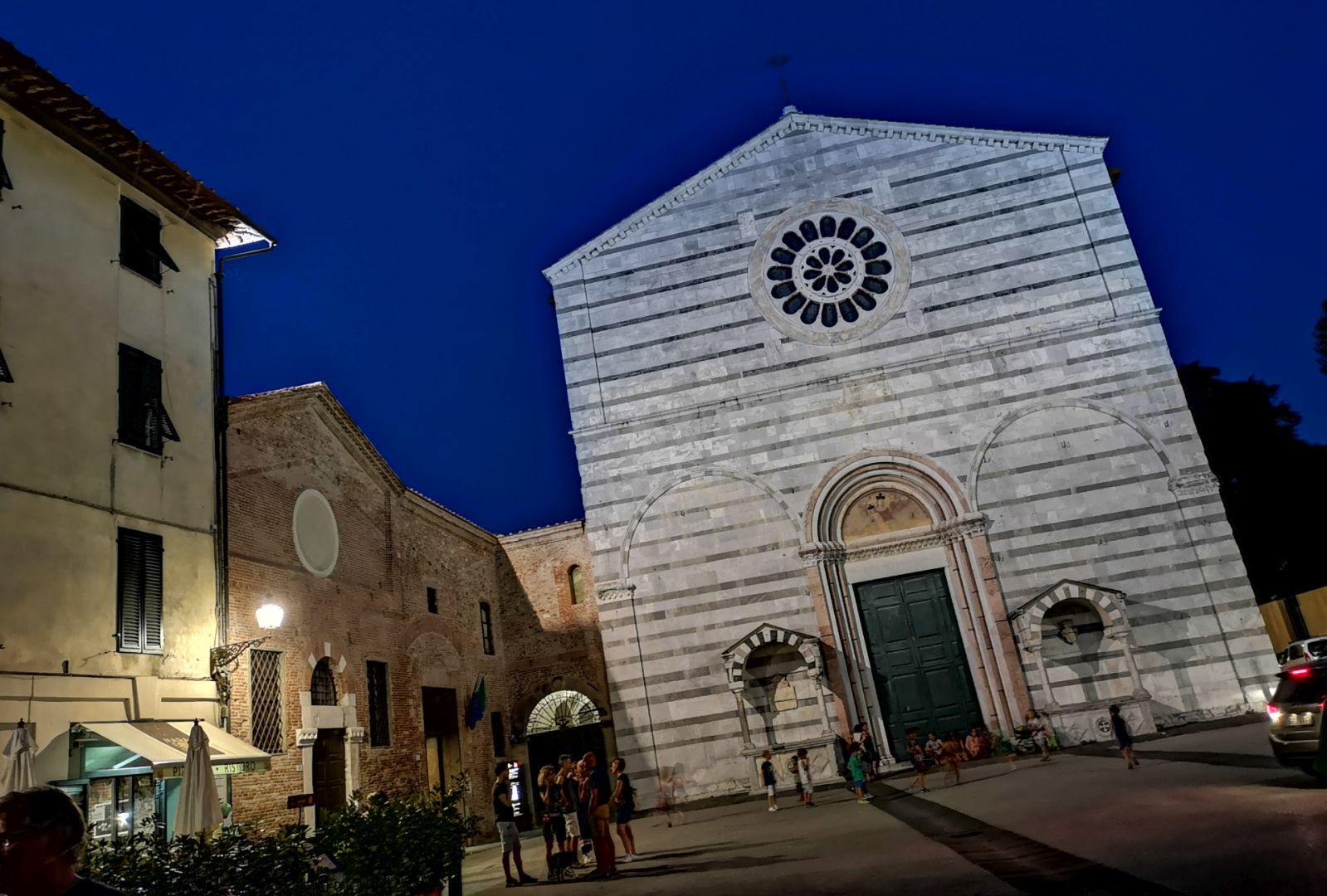 piazza san francesco di notte