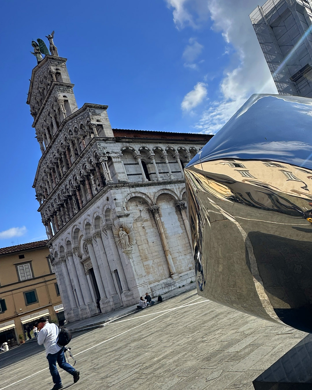 Expansión Geométrica I, (2021) scultura di Gustavo Velez in piazza San MIchele a Lucca