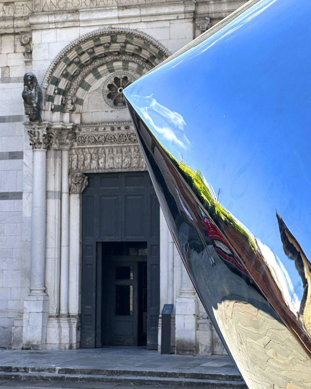  Expansión Geométrica II, (2023) scultura di Gustavo Velez in piazza San Giovanni a Lucca